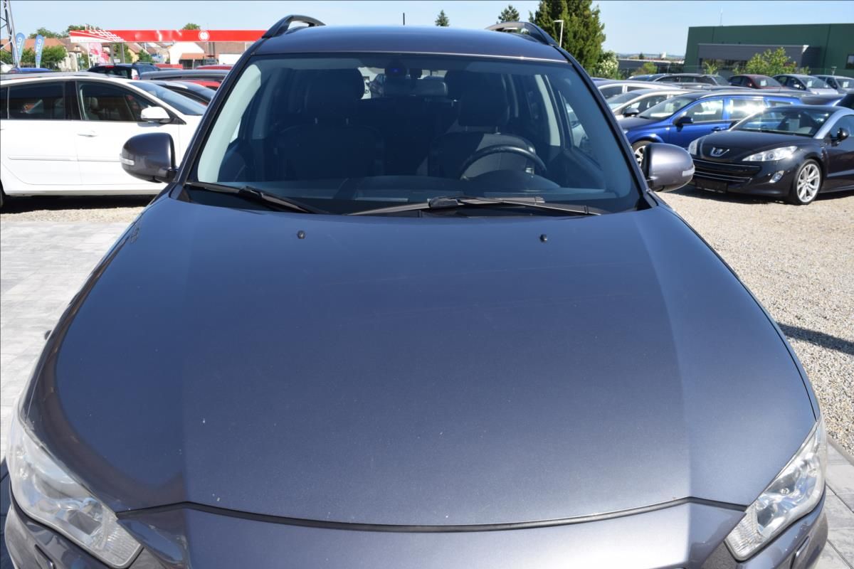 Mitsubishi Outlander, 2,3 d 130KW 4X4 TAŽNÉ 7MÍST - fotka 3