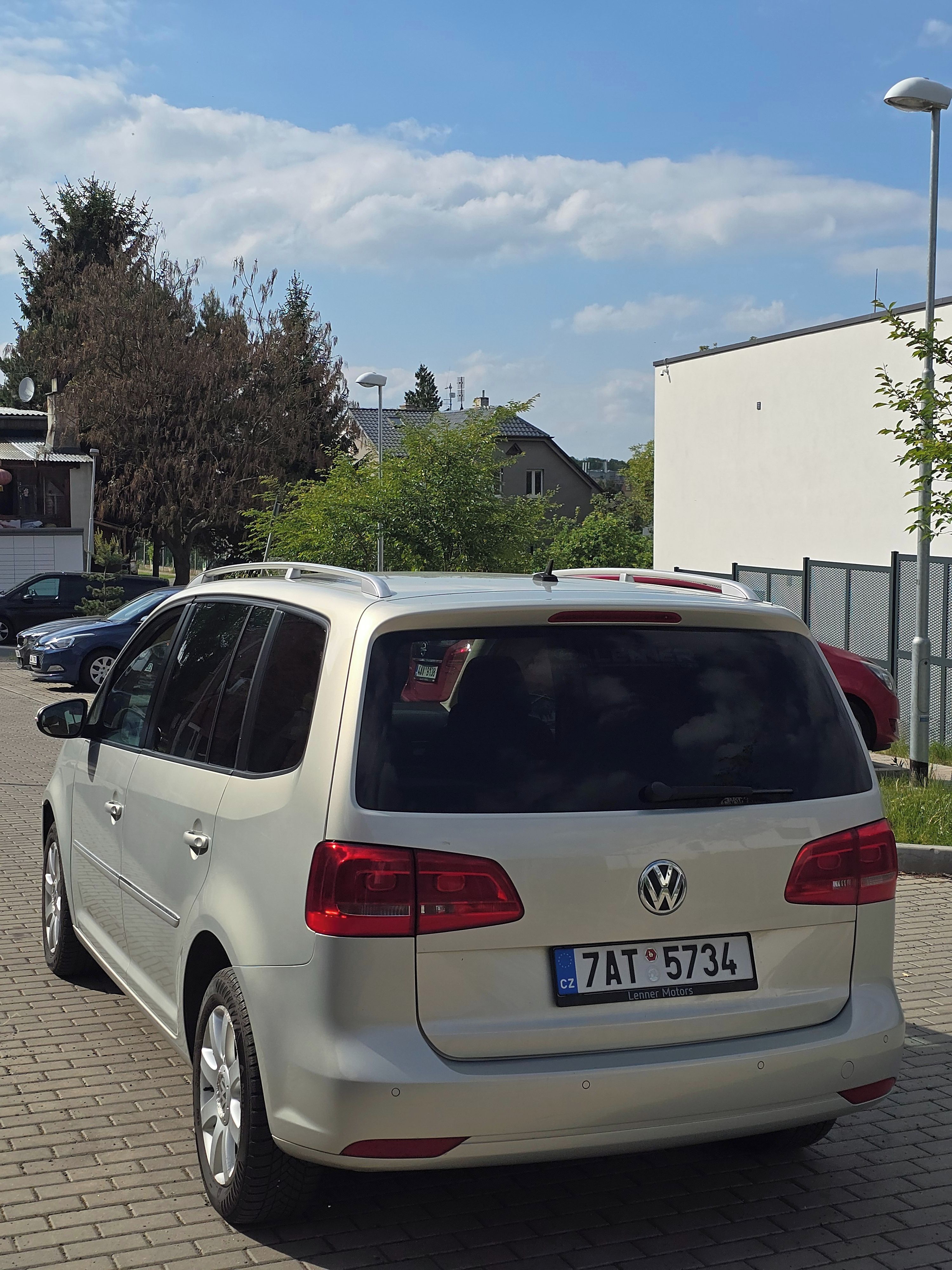 Volkswagen Touran, 2010 Volkswagen Touran 2.0 TDI - fotka 4