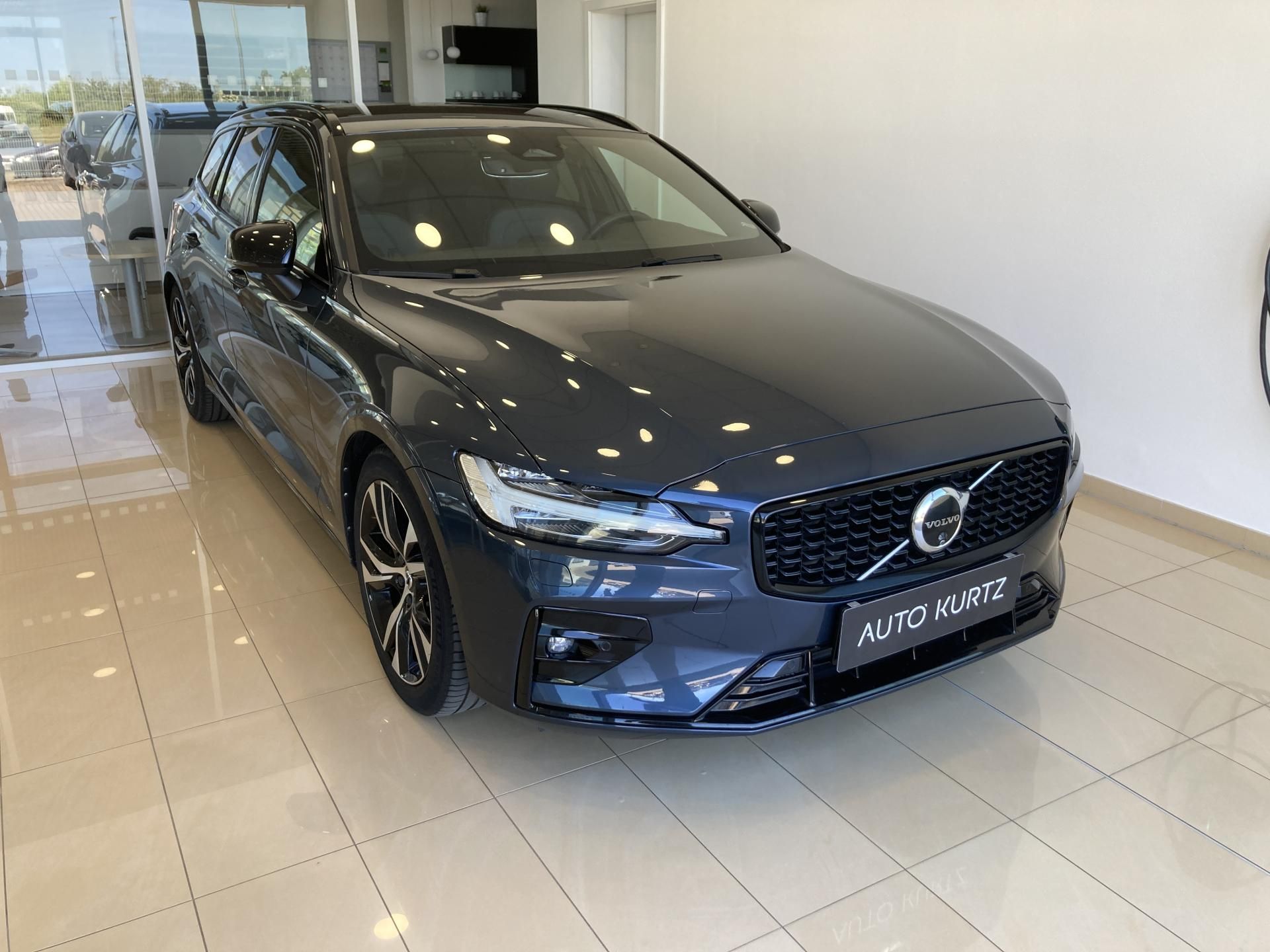 Volvo V60, B4 FWD PLUS DARK TAŽNÉ ZAŘÍ.