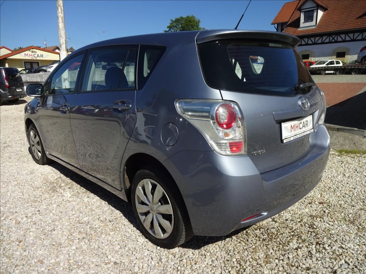 Toyota Verso, 2.0 D-4D 7.MÍST - fotka 5