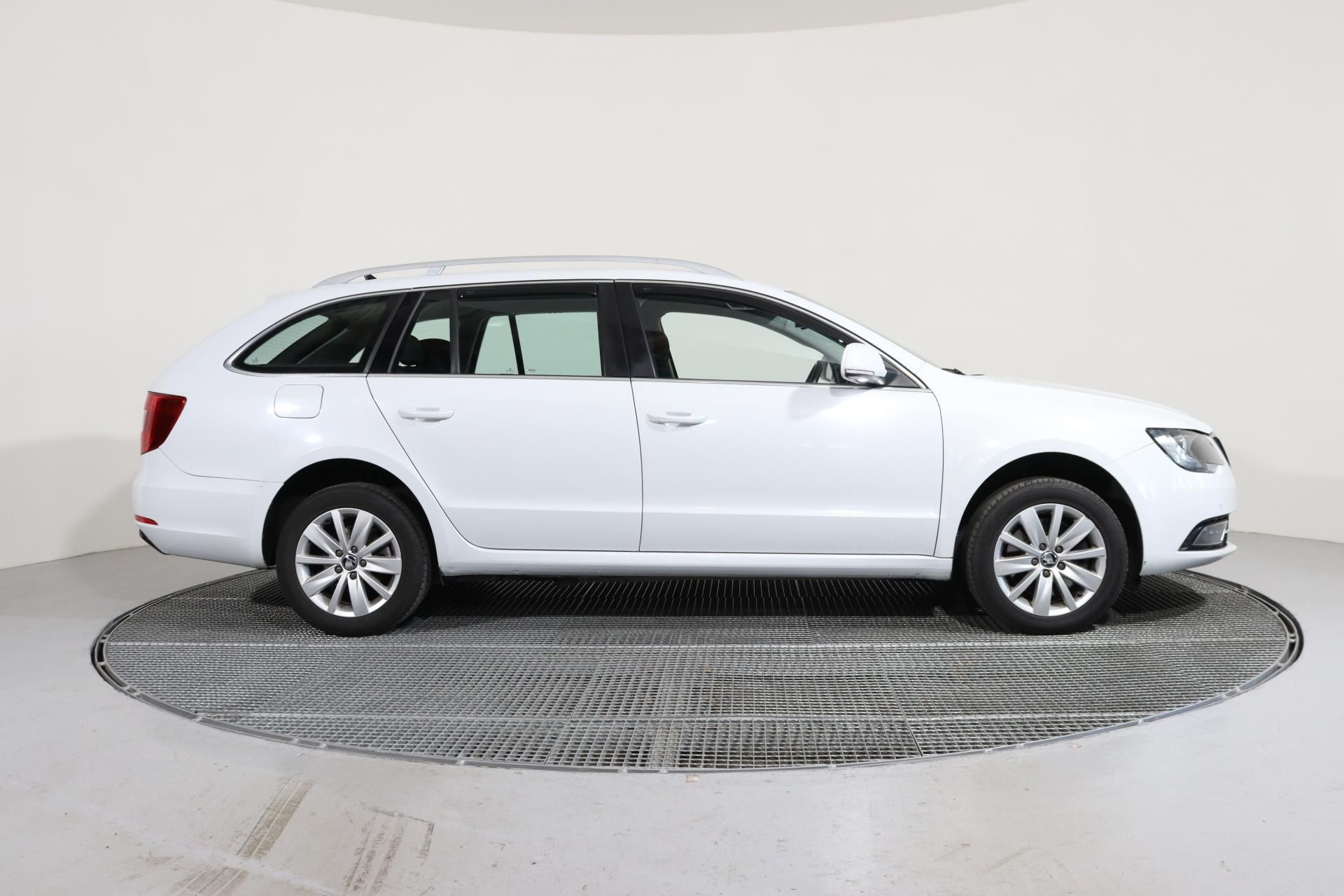 Škoda Superb, COMBI 1,6 TDI AMBITION 77KW/ P - fotka 3