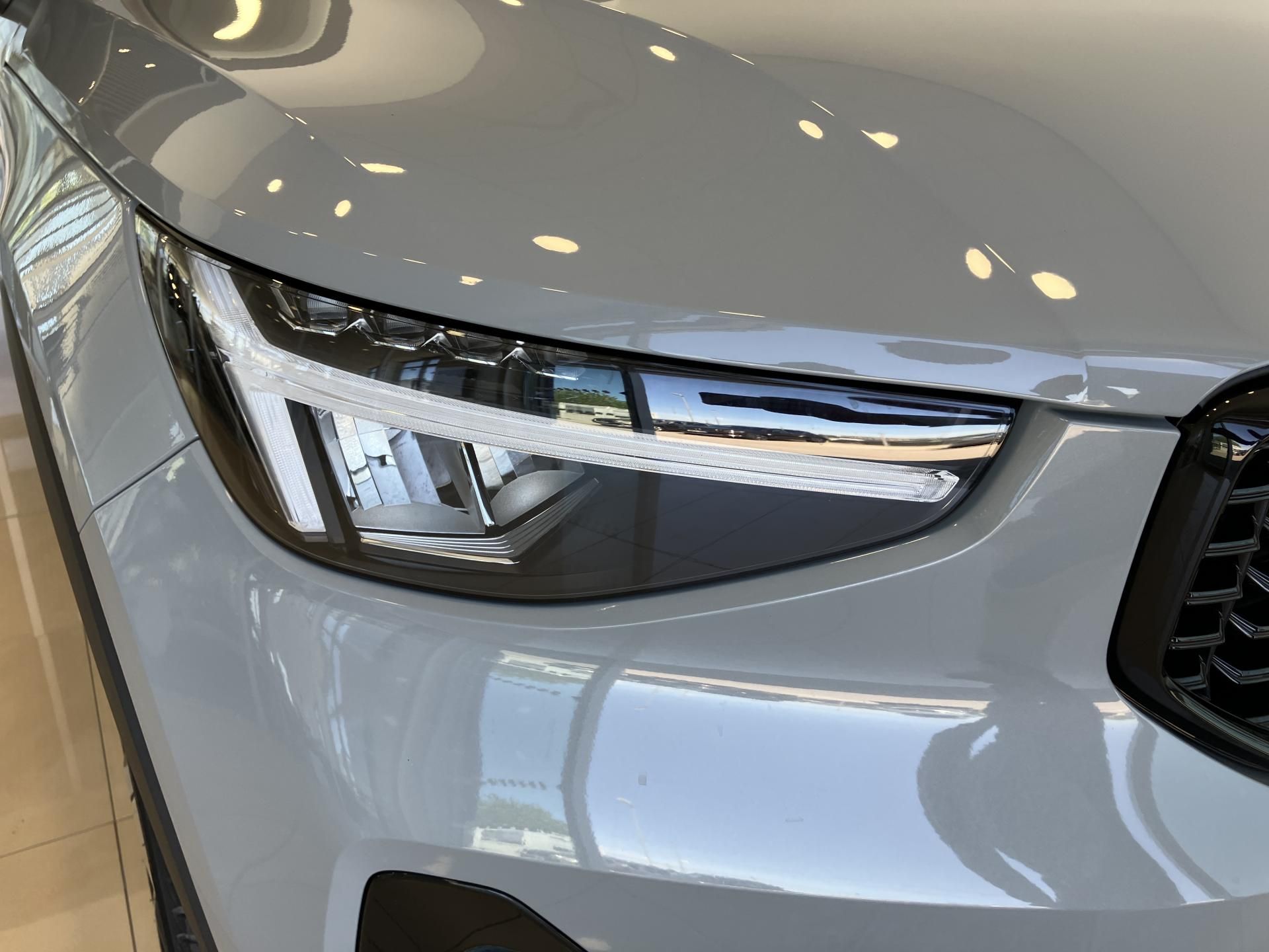 Volvo XC40, B3 FWD Plus Dark AT7 - fotka 4