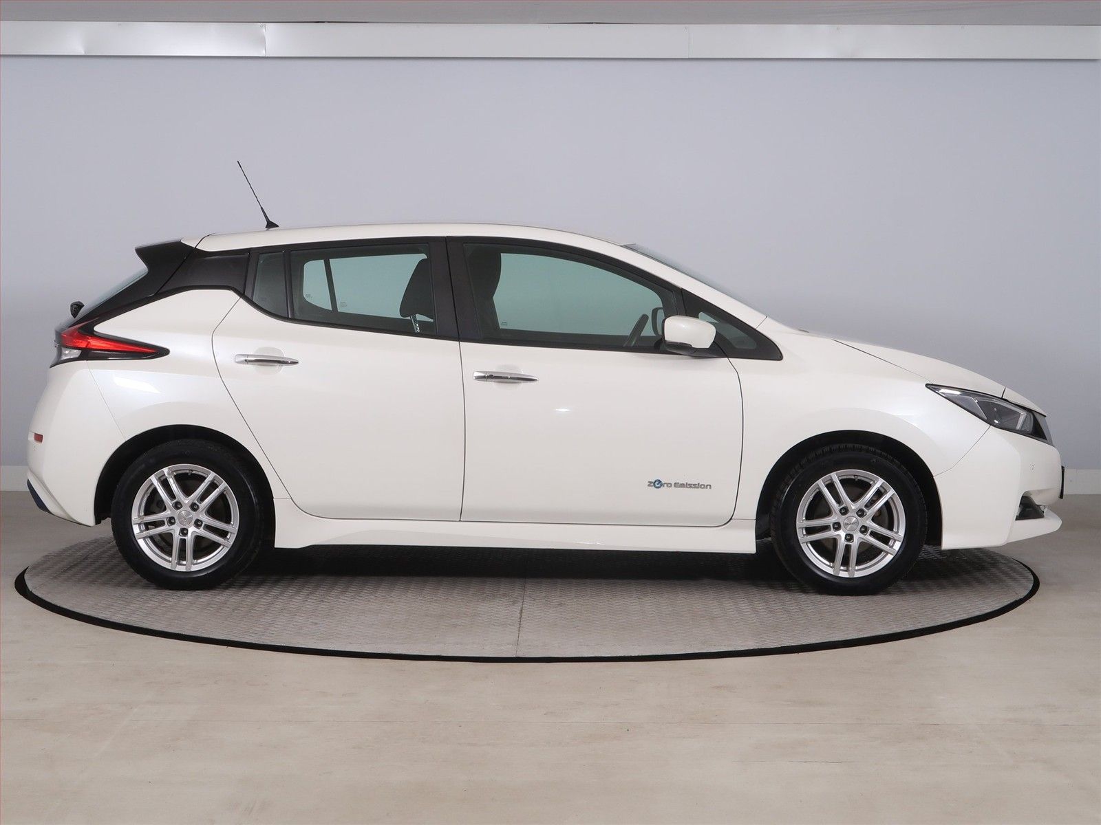 Nissan LEAF, 40 kWh, SoH 87%, Automat - fotka 6