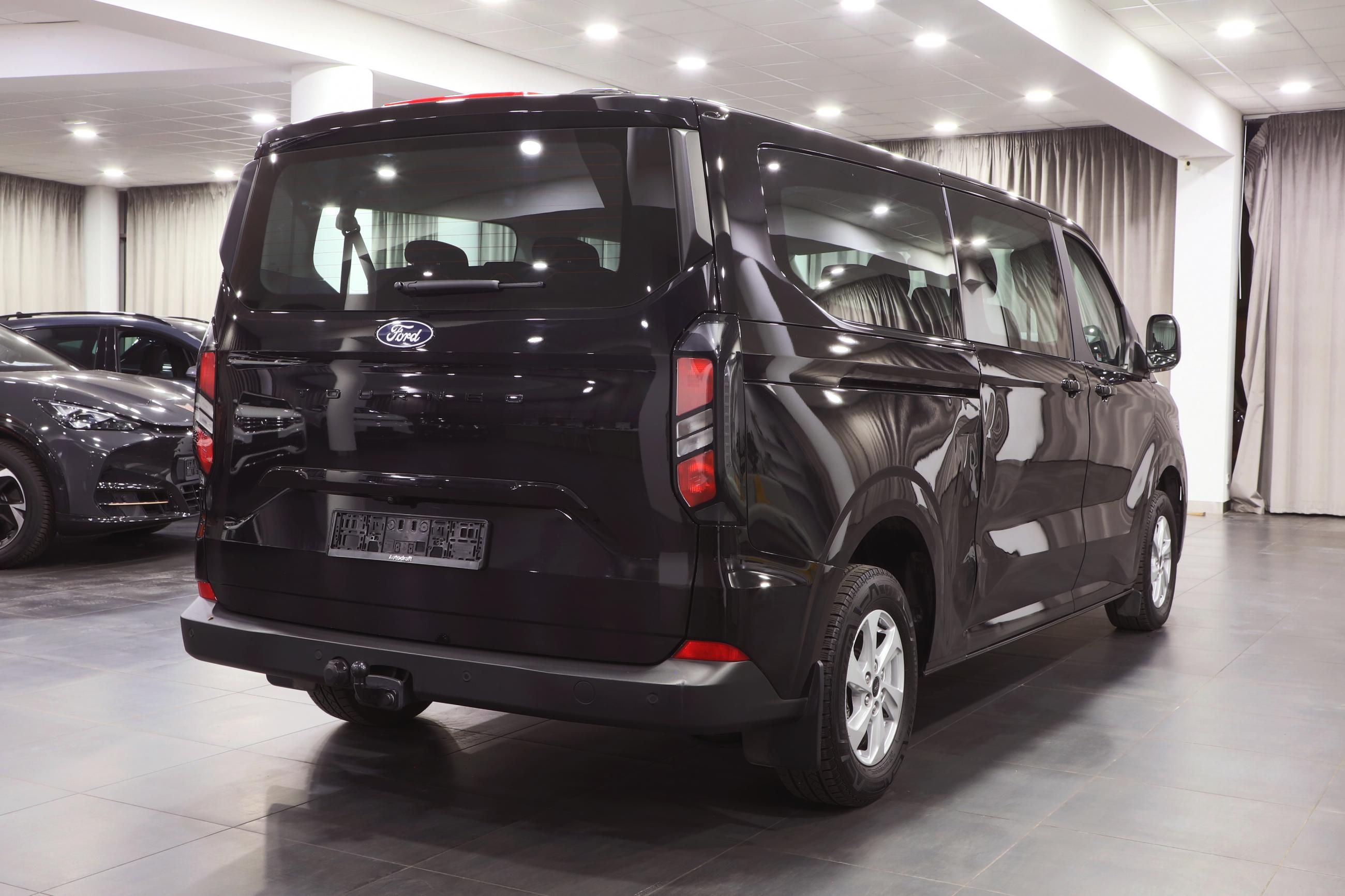 Ford Tourneo Custom, 2.0 EcoBlue 100kW / 9-míst - fotka 3