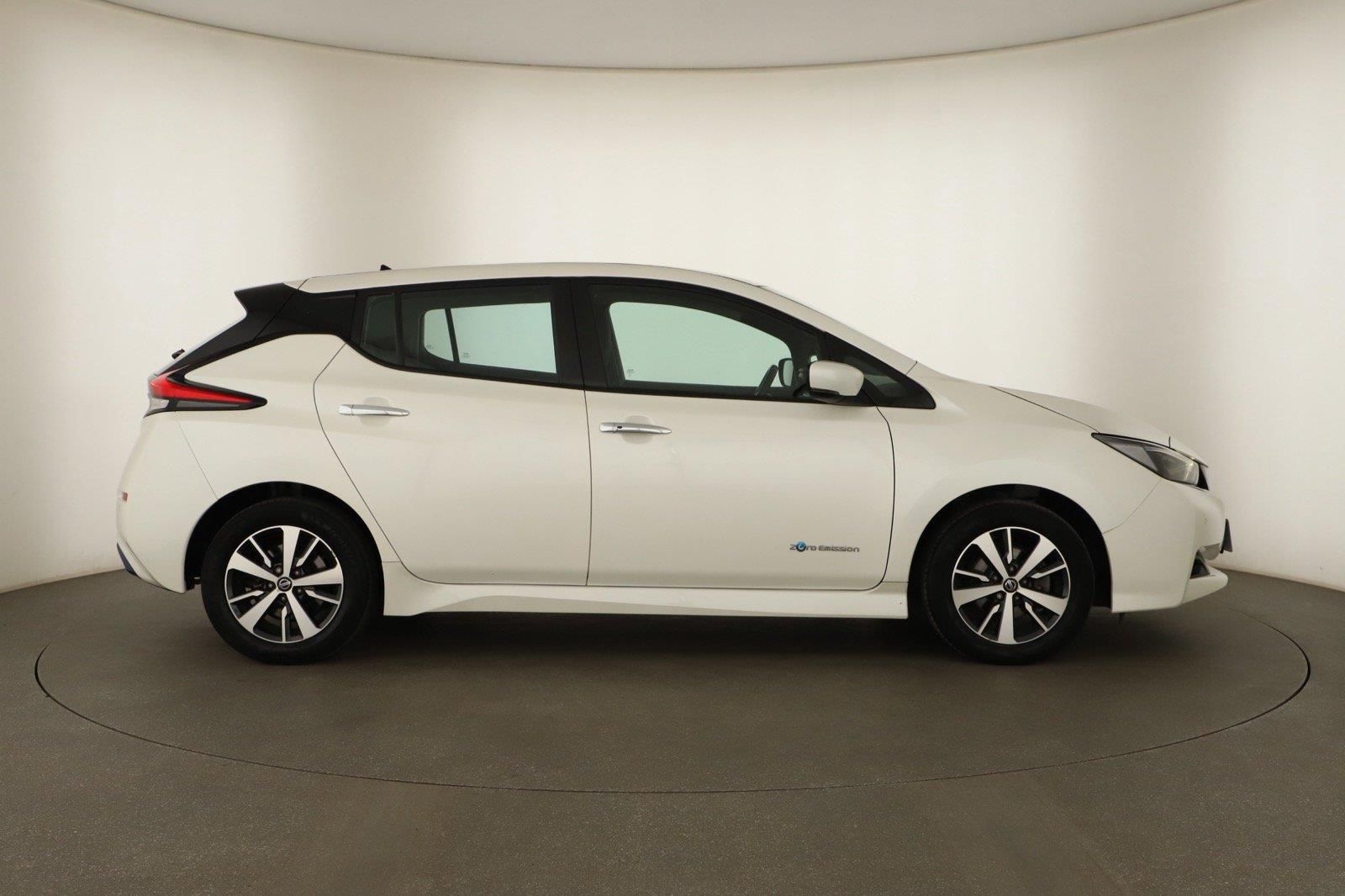 Nissan LEAF, 40 kWh, SoH 87%, Automat - fotka 6