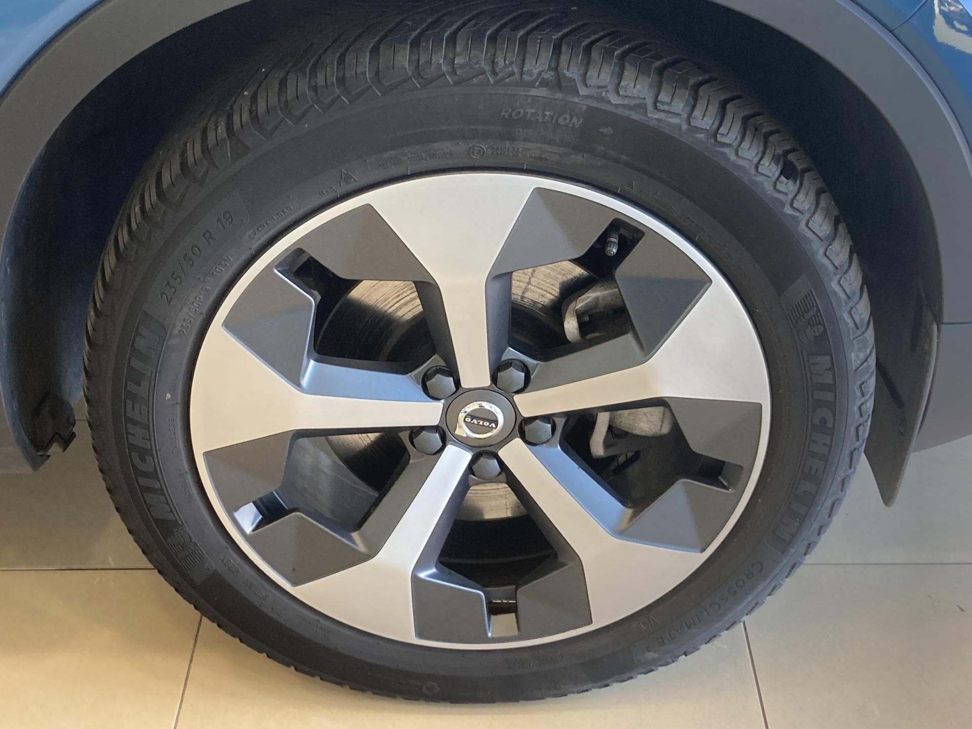 Volvo XC40, B3 FWD PLUS DARK - fotka 5
