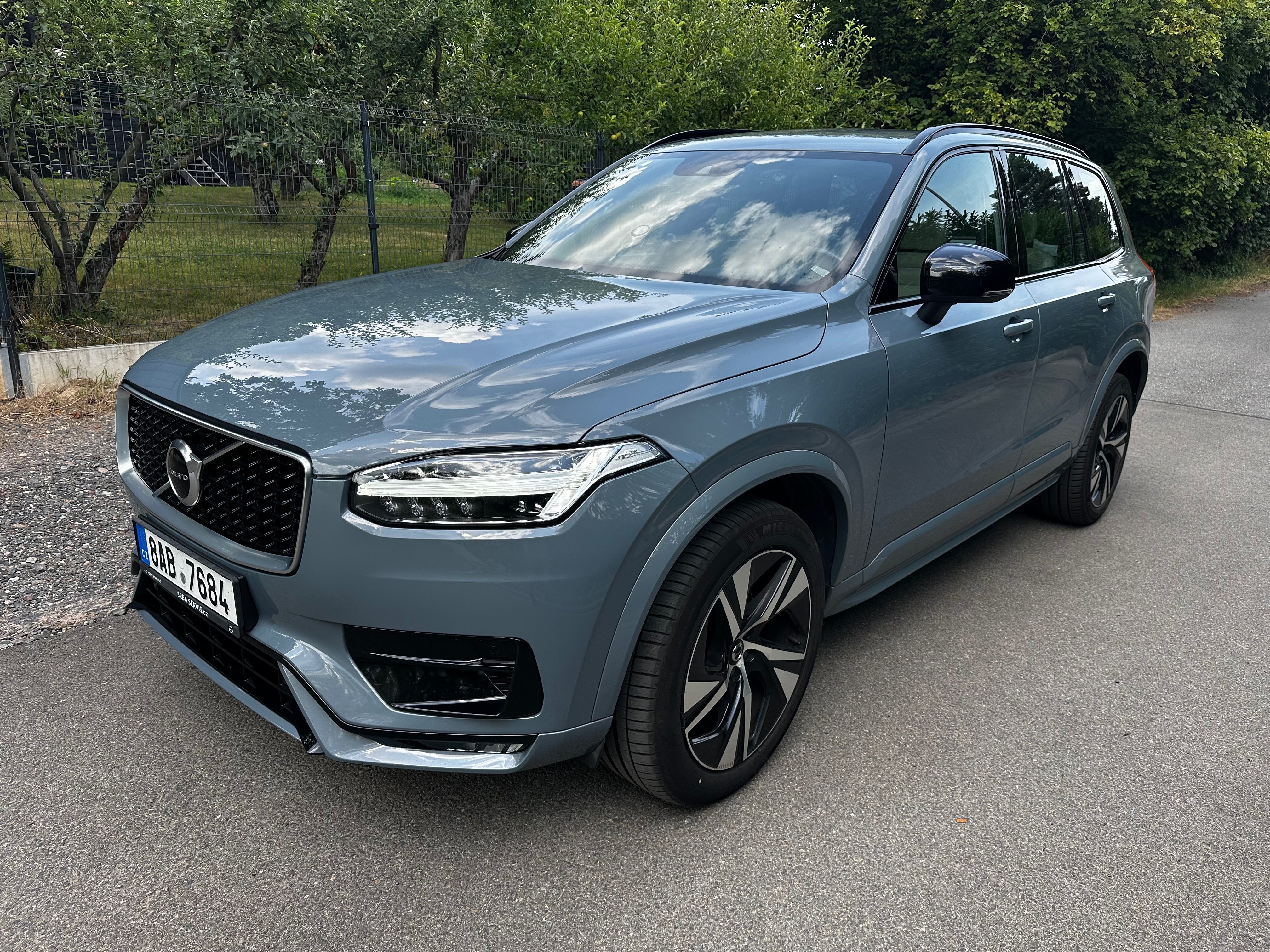Volvo XC90, B5 diesel v R design