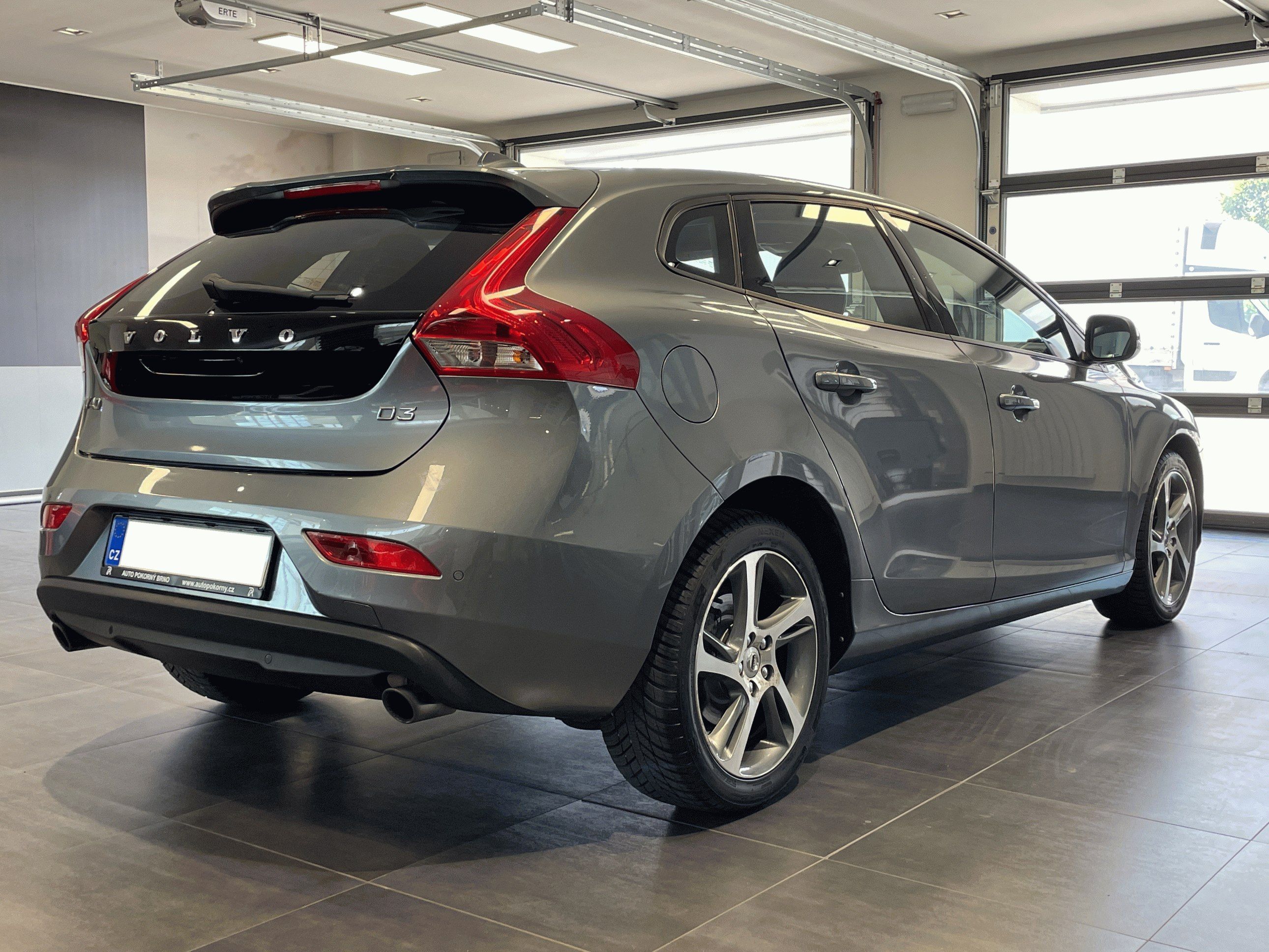 Volvo V40, Momentum D3 2,0d 150k - fotka 4
