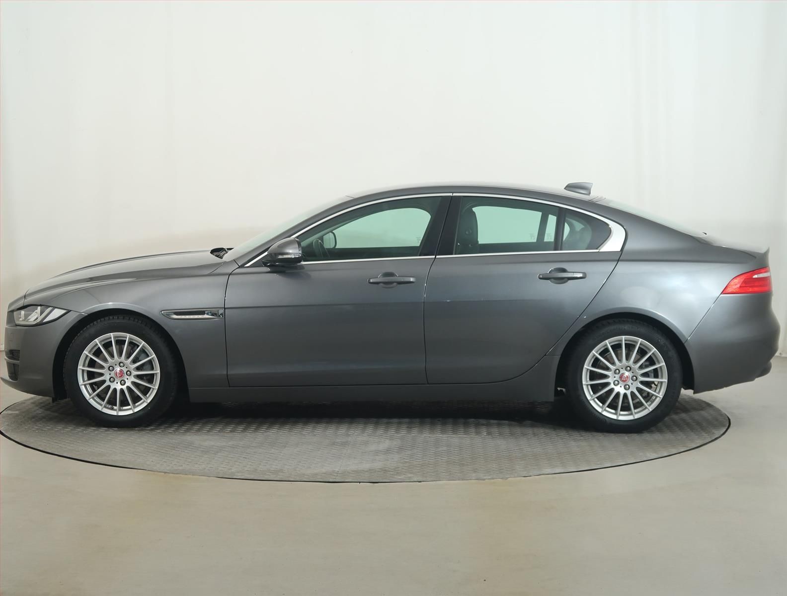 Jaguar XE, E-Performance, NOVÁ CENA - fotka 3