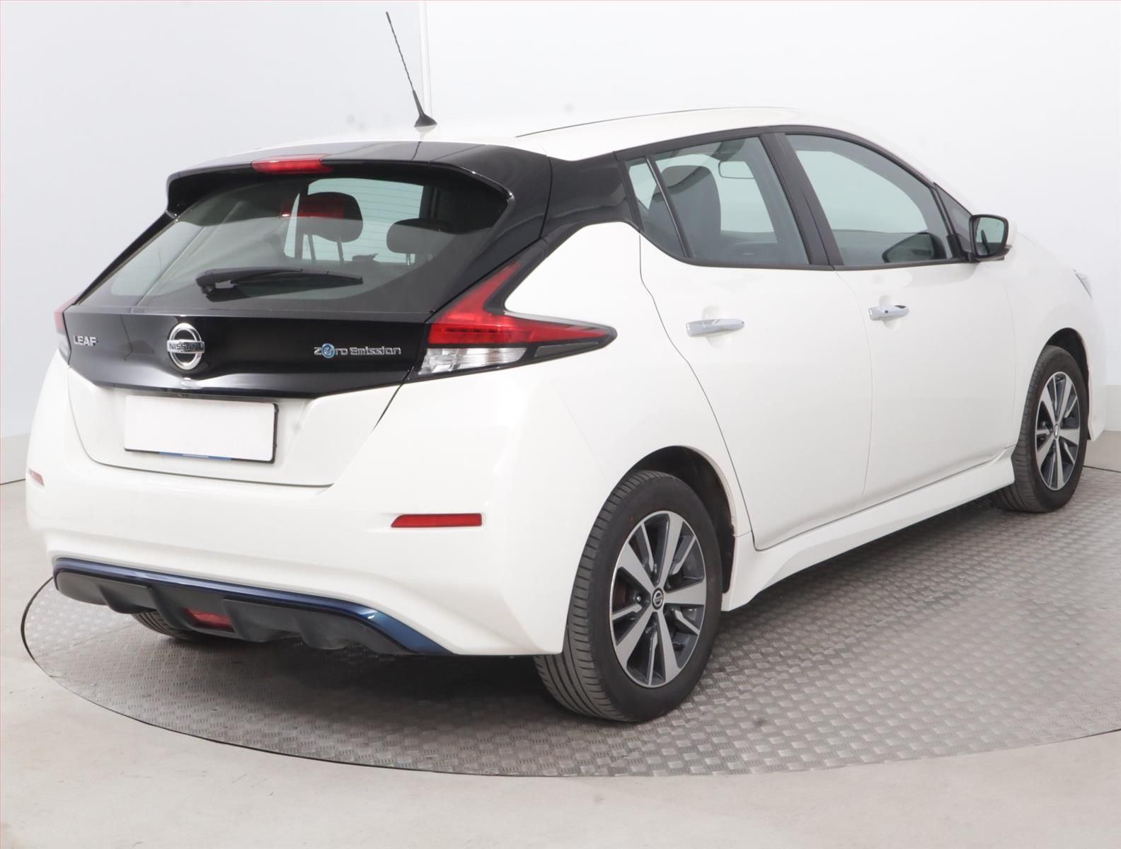Nissan LEAF, 40 kWh, SoH 93%, Automat - fotka 5