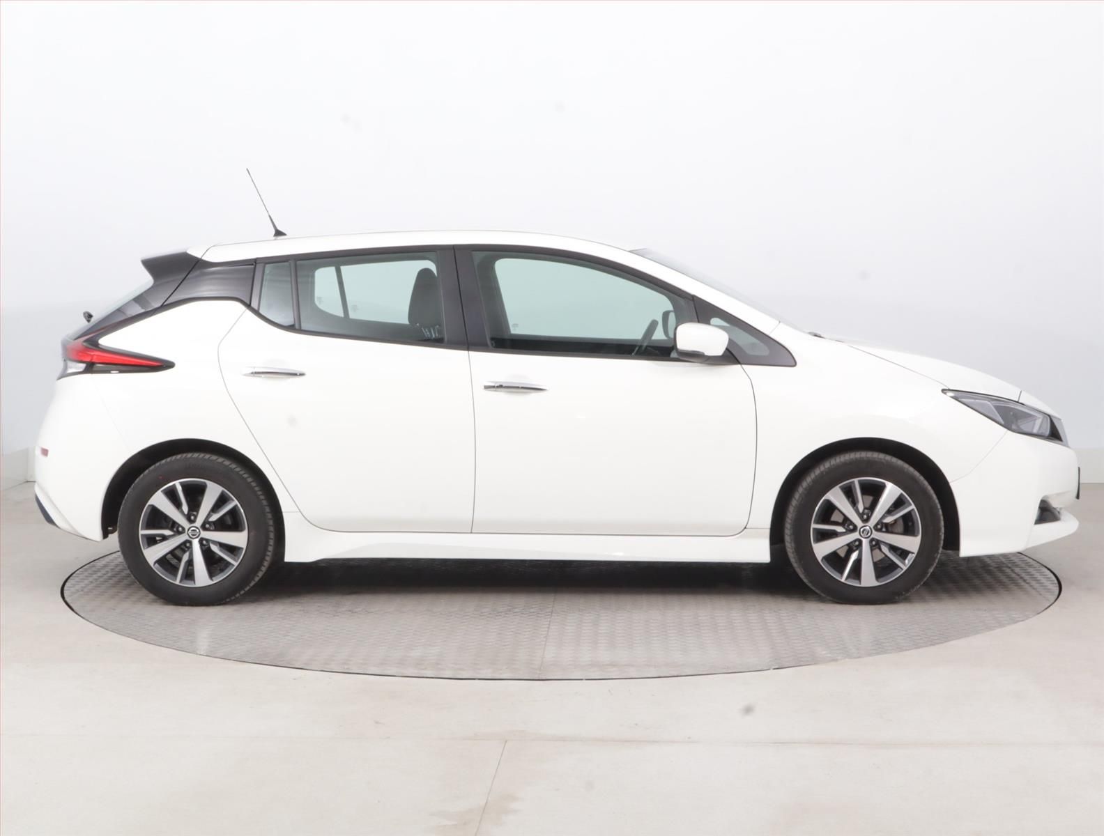 Nissan LEAF, 40 kWh, SoH 93%, Automat - fotka 6