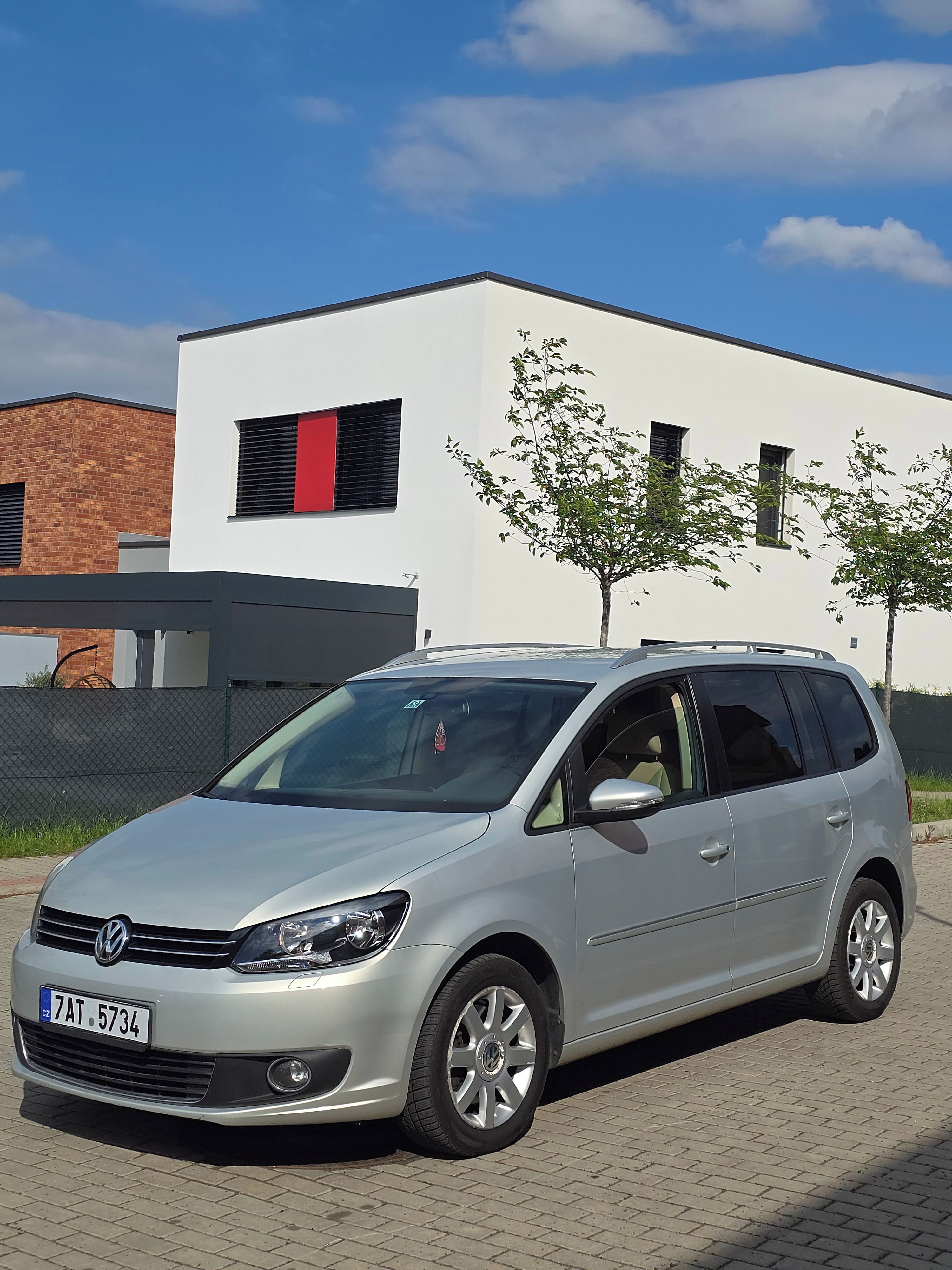 Volkswagen Touran, 2010 Volkswagen Touran 2.0 TDI - fotka 2