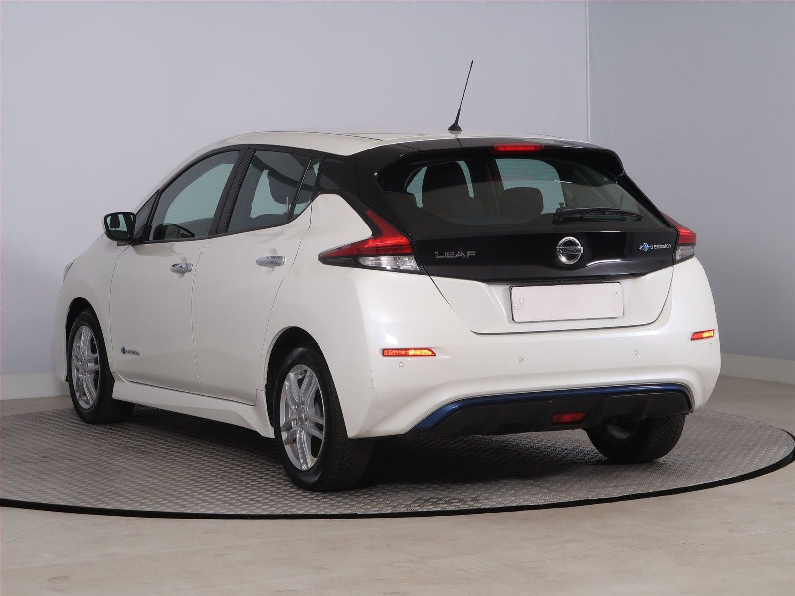Nissan LEAF, 40 kWh, SoH 87%, Automat - fotka 4