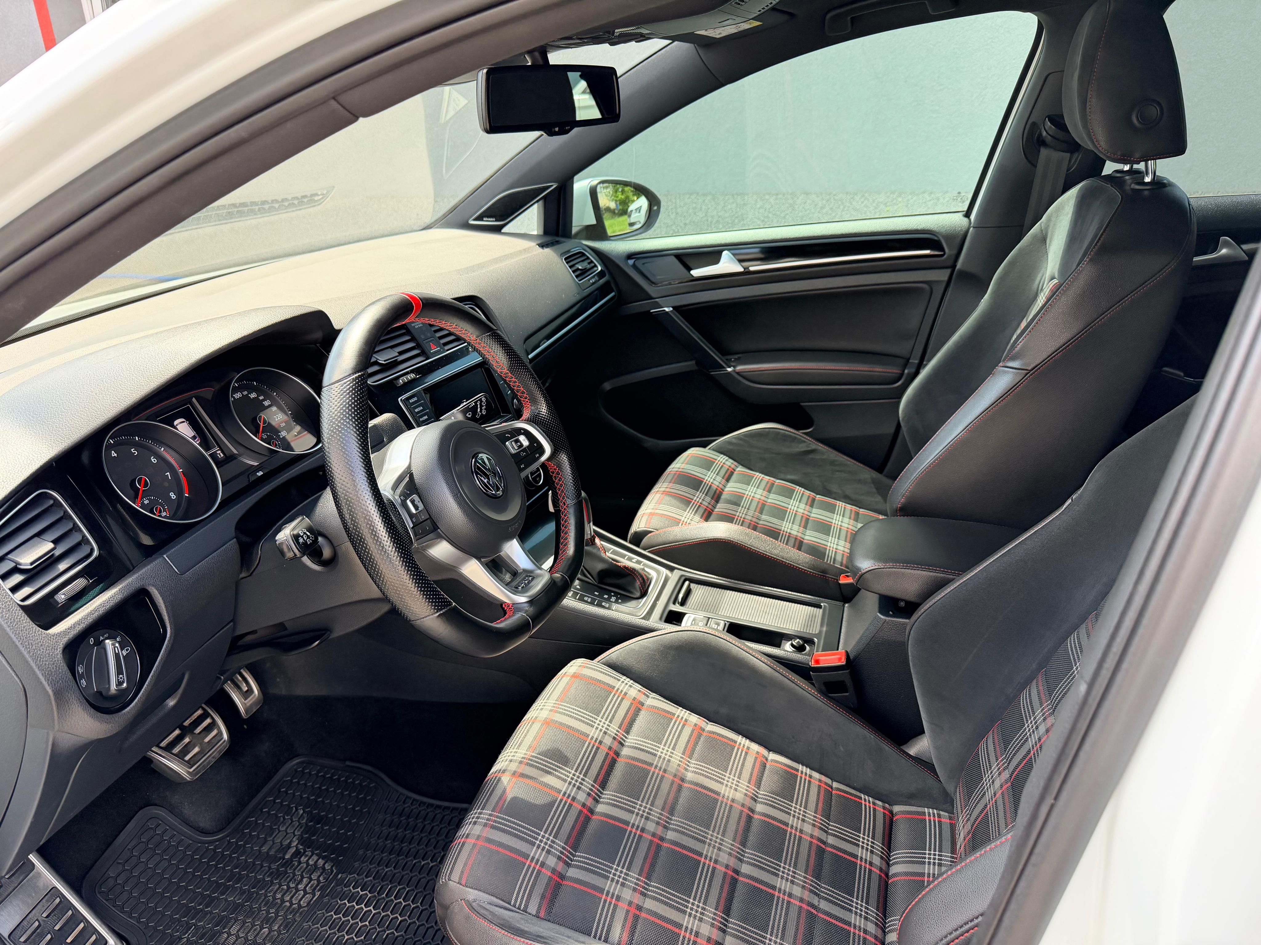 Volkswagen Golf, Golf GTI 2 TSI - fotka 5