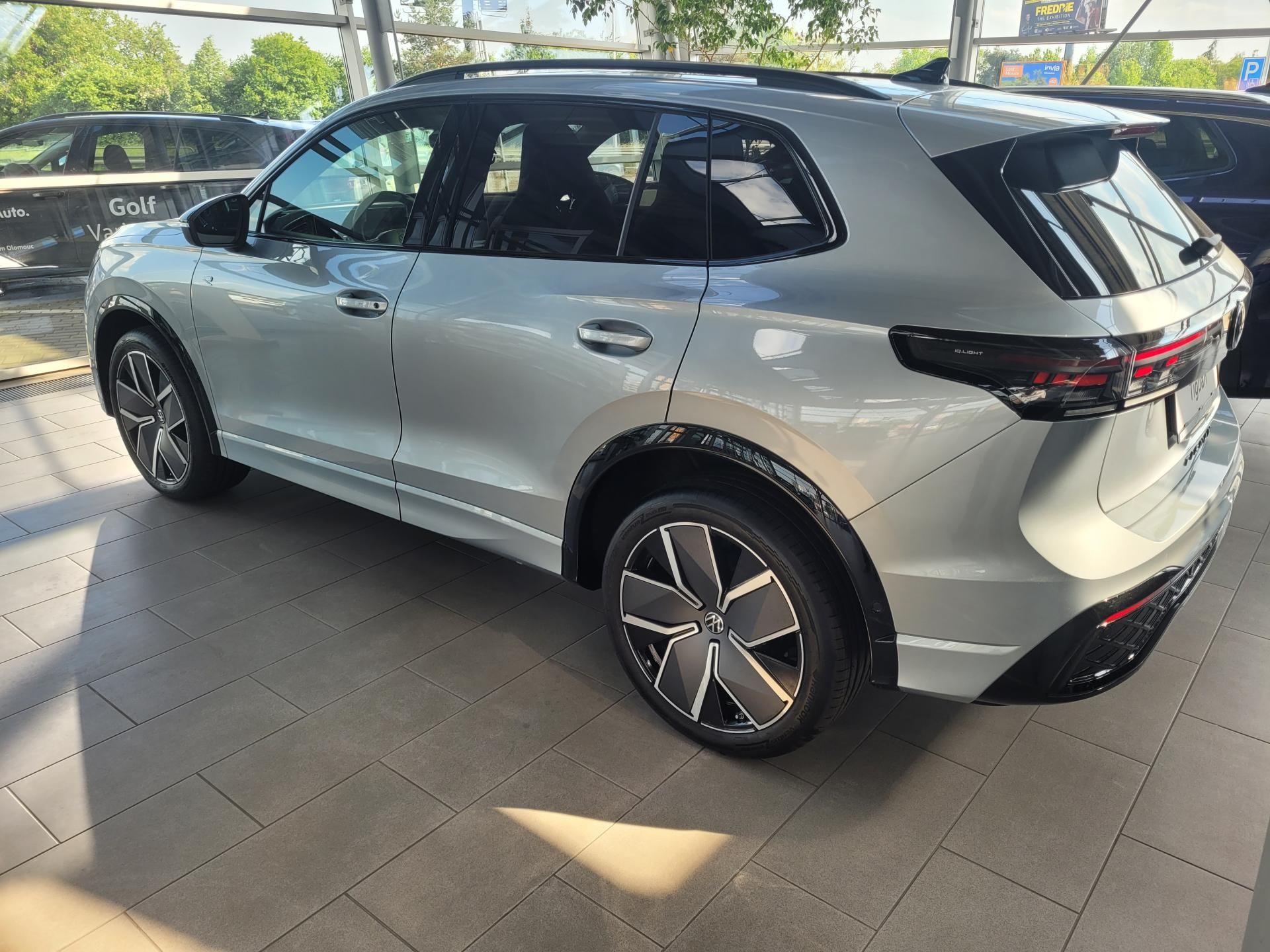 Volkswagen Tiguan, R-Line 2,0 TDI 142 kW 4x4 - fotka 2