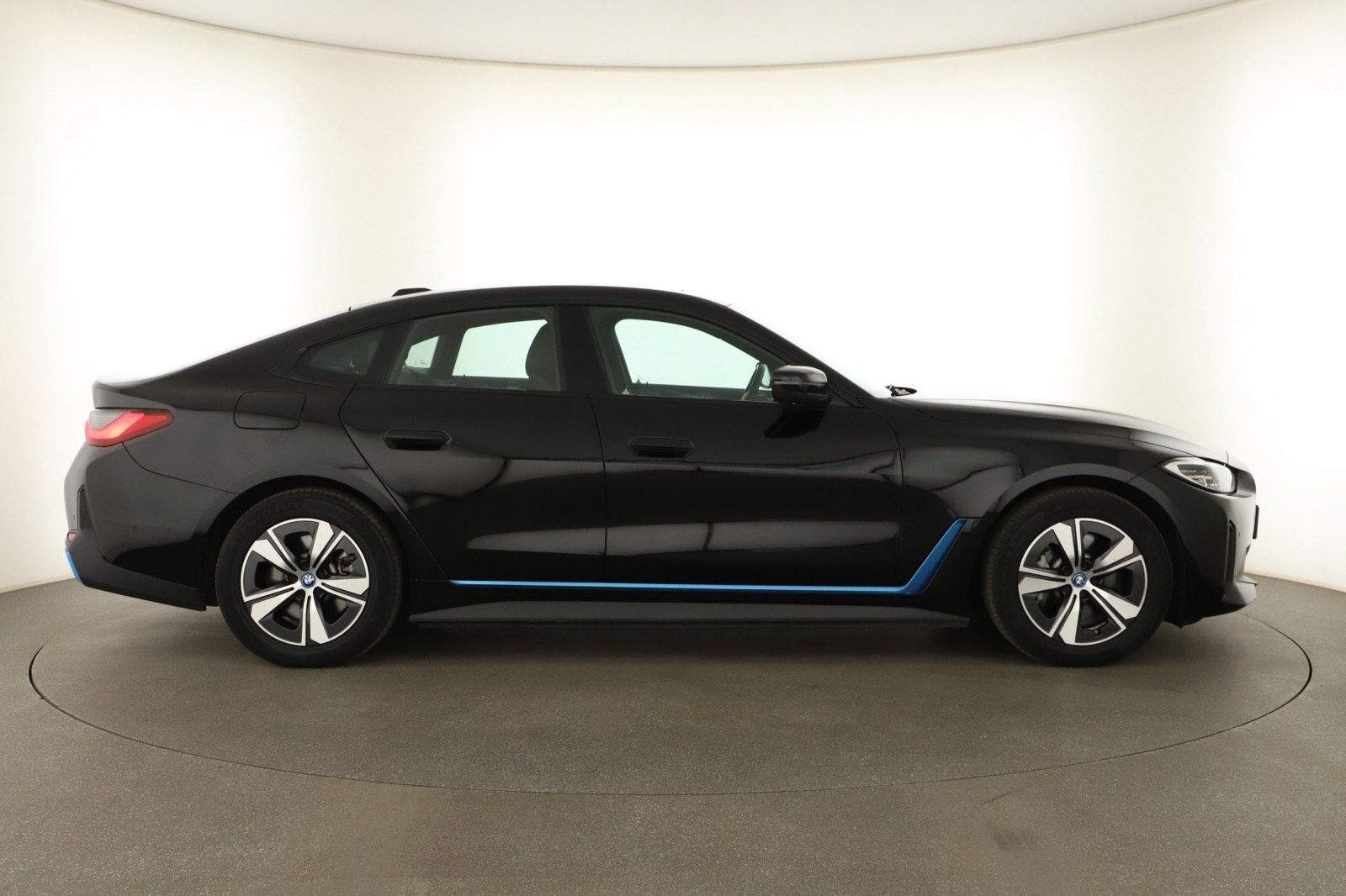BMW i4, eDrive40, SoH 95% - fotka 6