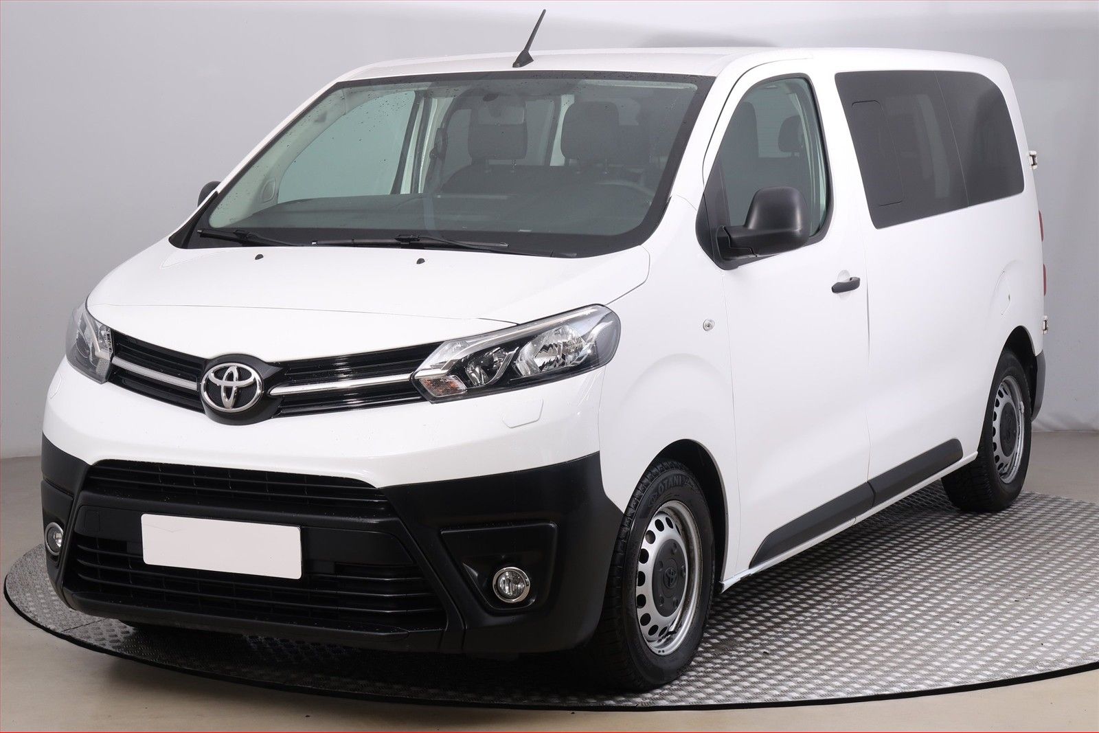 Toyota Proace, 2.0 D-4D, Kombi, 9 míst, L1 - fotka 2