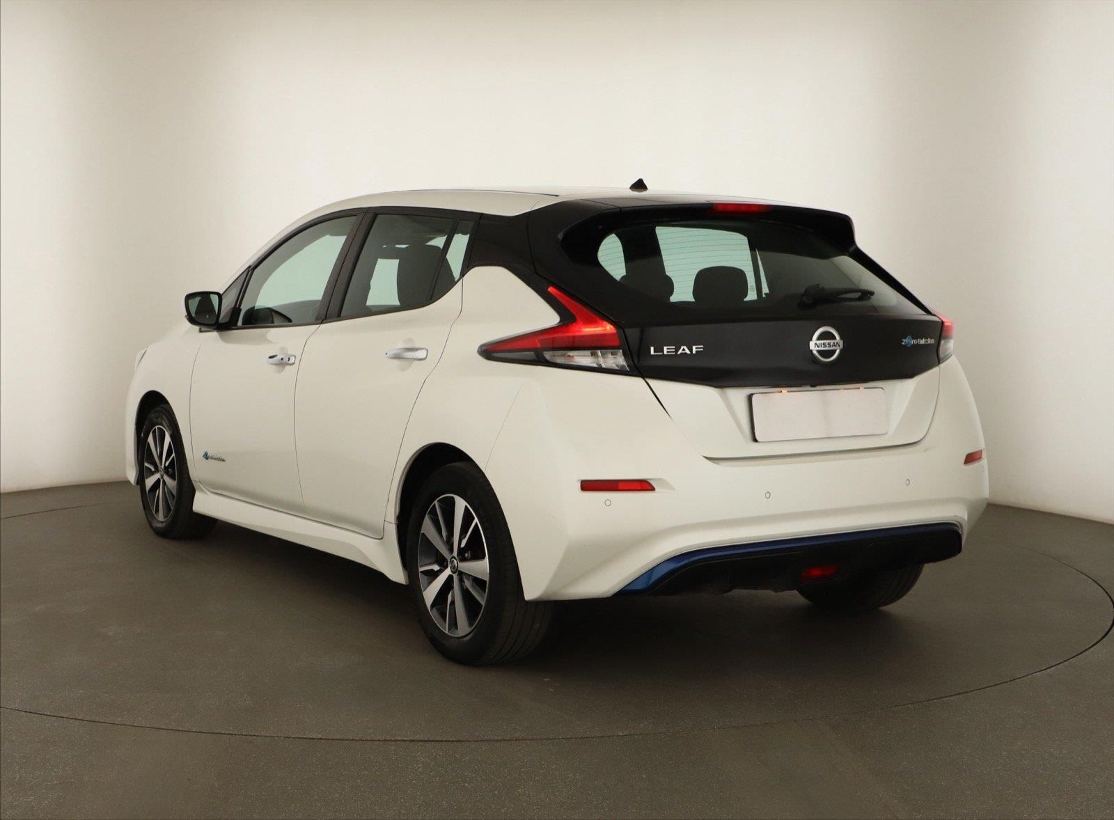 Nissan LEAF, 40 kWh, SoH 87%, Automat - fotka 4