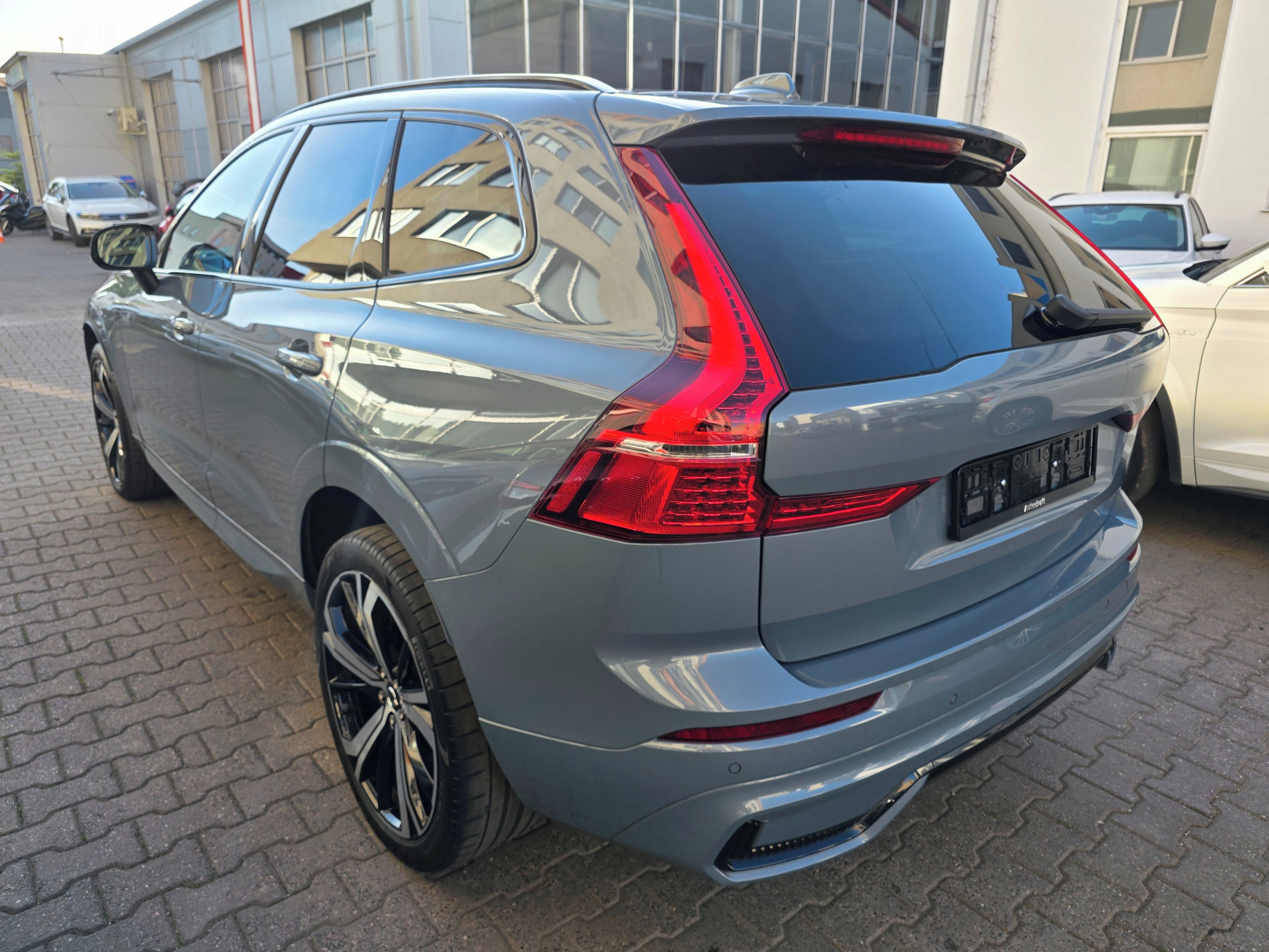 Volvo XC60, Volvo XC60 Plus Dark AWD - fotka 4