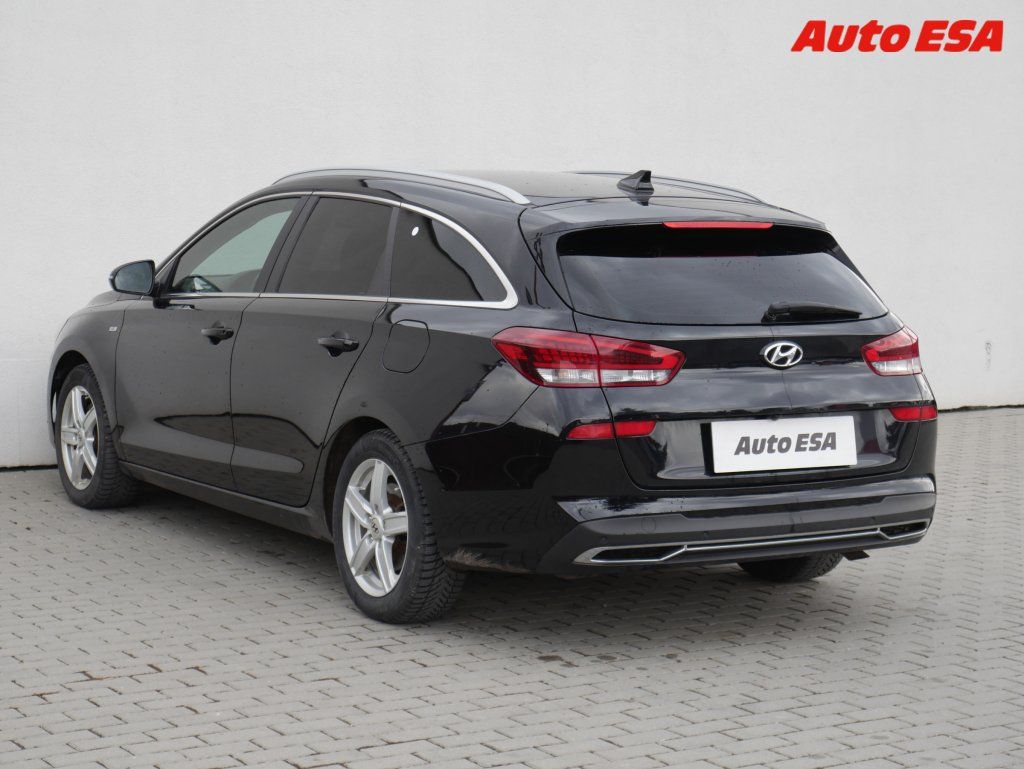 Hyundai i30, 1.6 CRDi,Navi,LED,AC - fotka 6