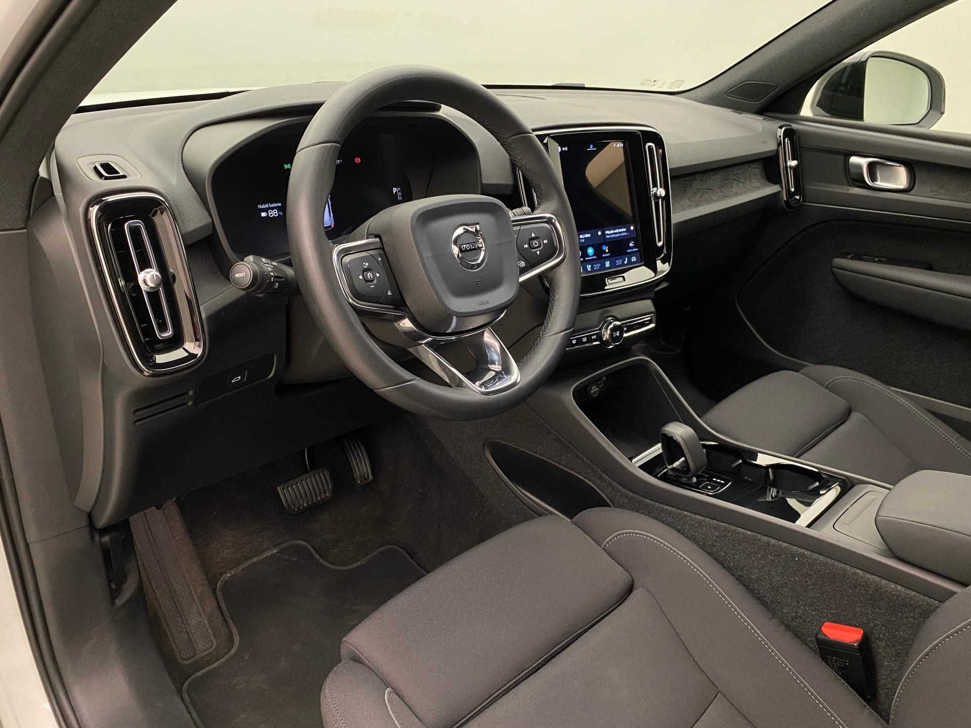 Volvo XC40, PURE ELECTRIC RECHARGE CORE - fotka 4