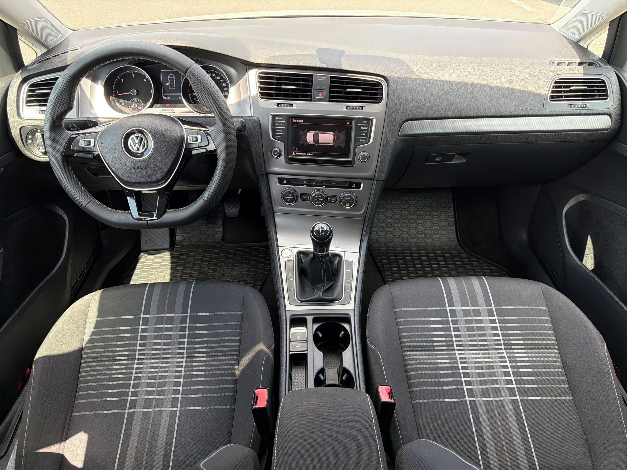 Volkswagen Golf, 1.6 TDI 81 kW LOUNGE ZÁRUKA - fotka 3