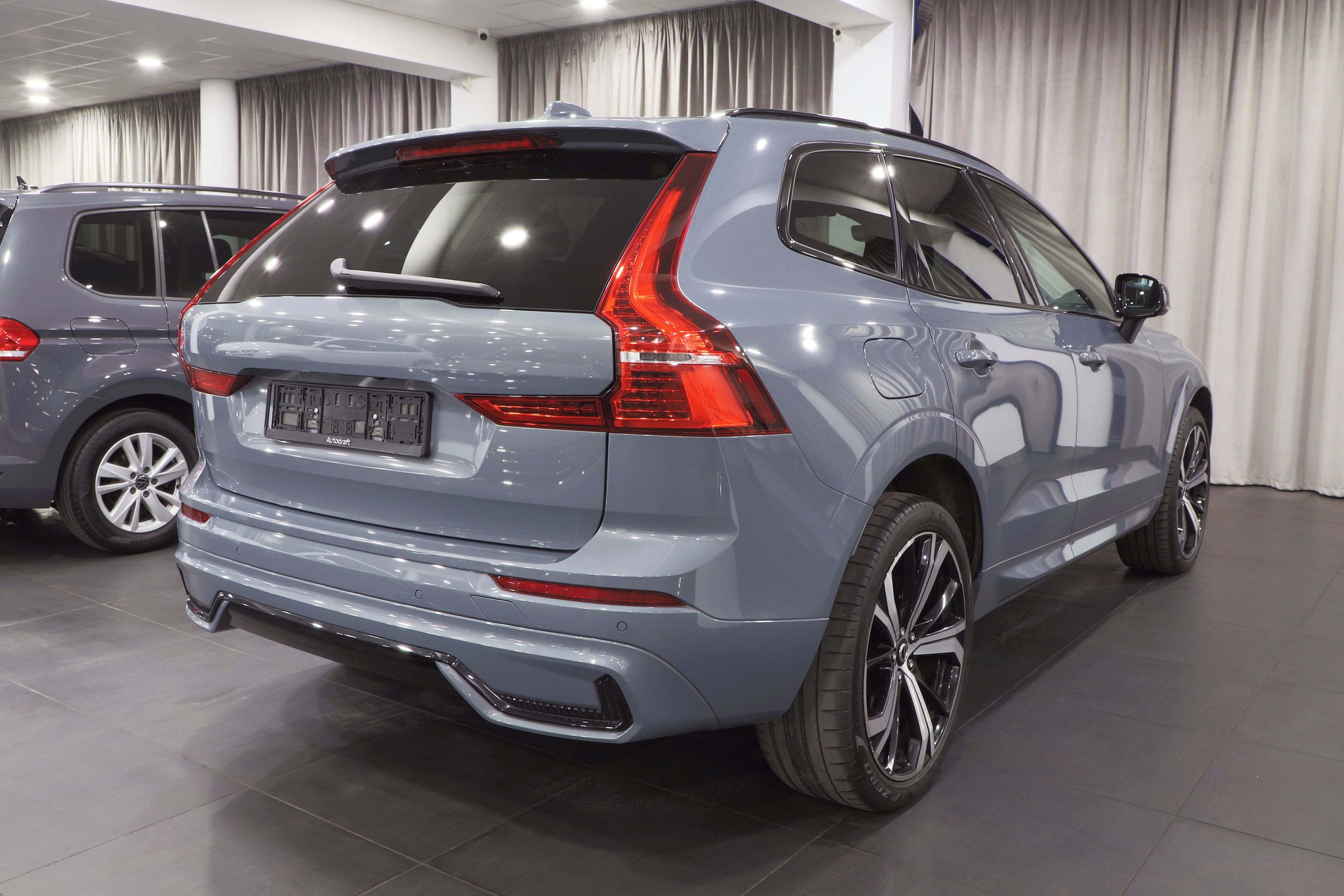 Volvo XC60, Volvo XC60 Plus Dark AWD - fotka 3