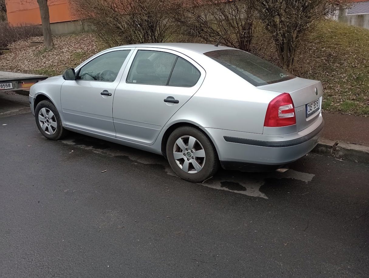 Škoda Octavia, 1.6, odřená ale dobře slouží - fotka 3