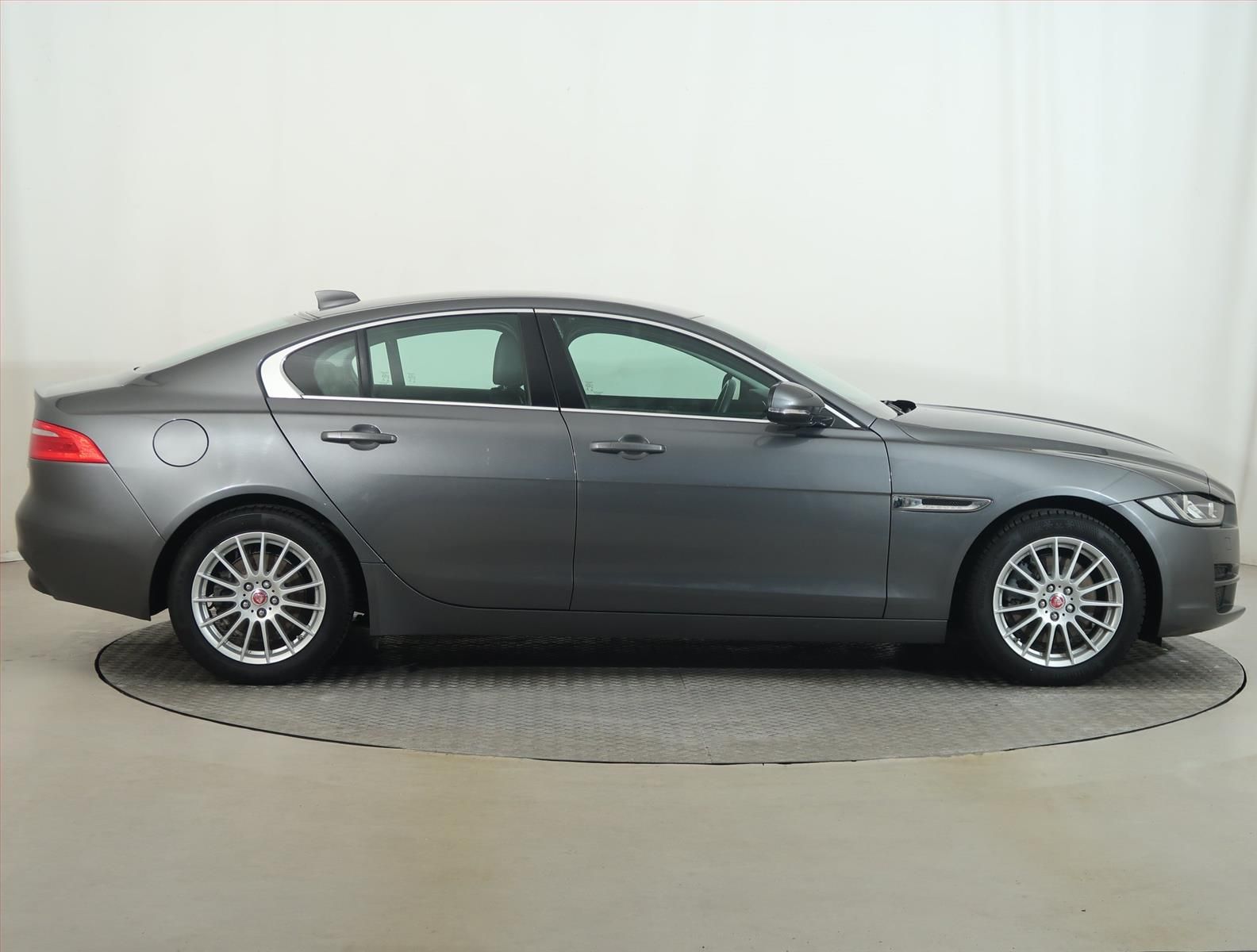 Jaguar XE, E-Performance, NOVÁ CENA - fotka 6