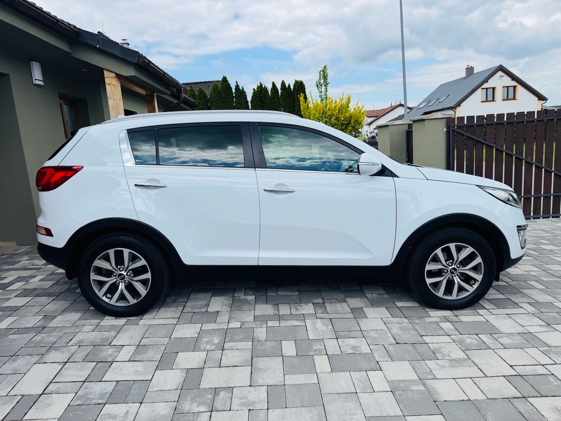 Kia Sportage, 1.7 CDRi PREMIUM ČR - fotka 2