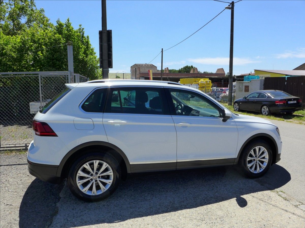 Volkswagen Tiguan, 2,0 TDi 110KW  NAVI APP 1.MAJ - fotka 5