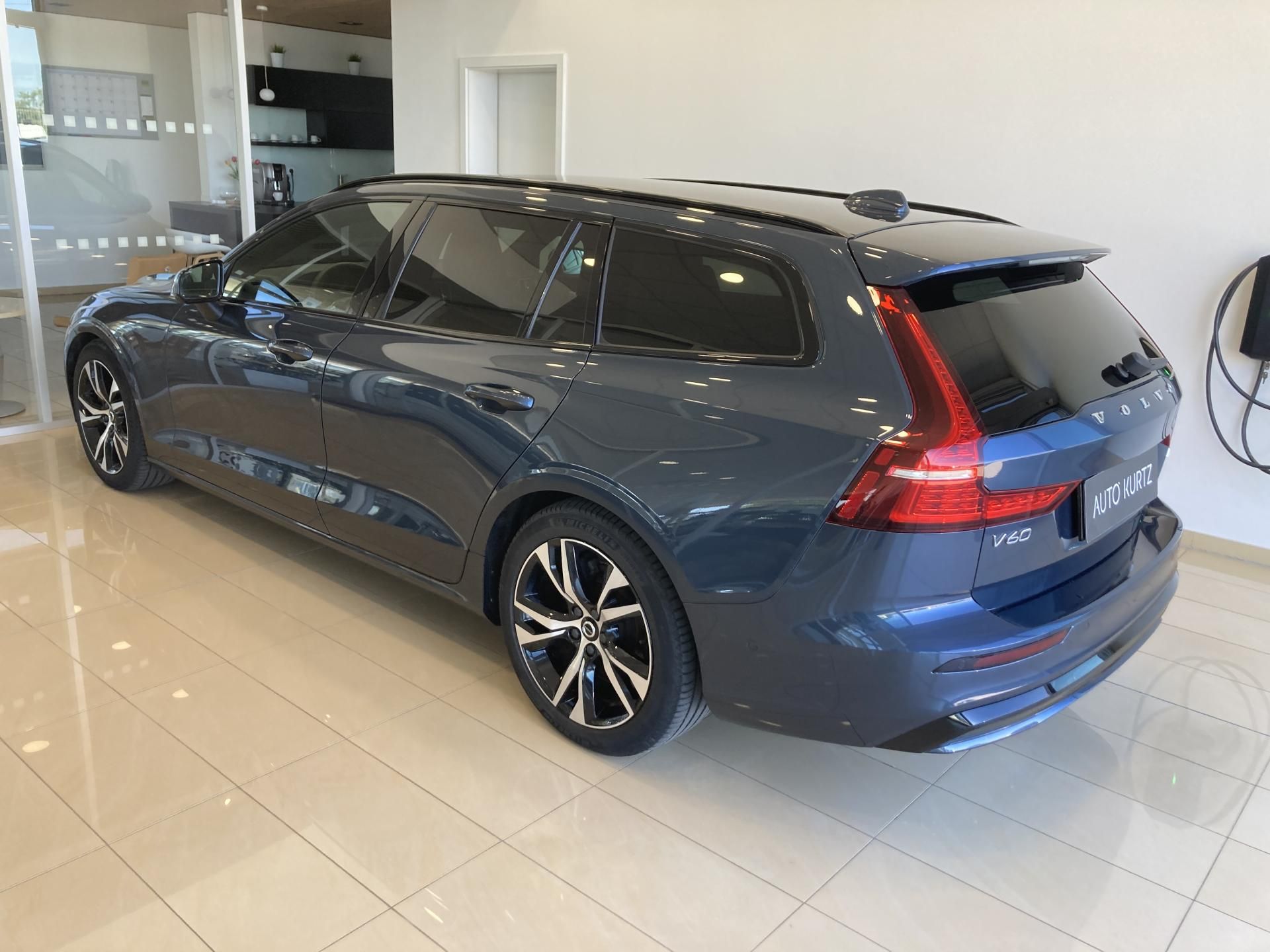 Volvo V60, B4 FWD PLUS DARK TAŽNÉ ZAŘÍ. - fotka 6