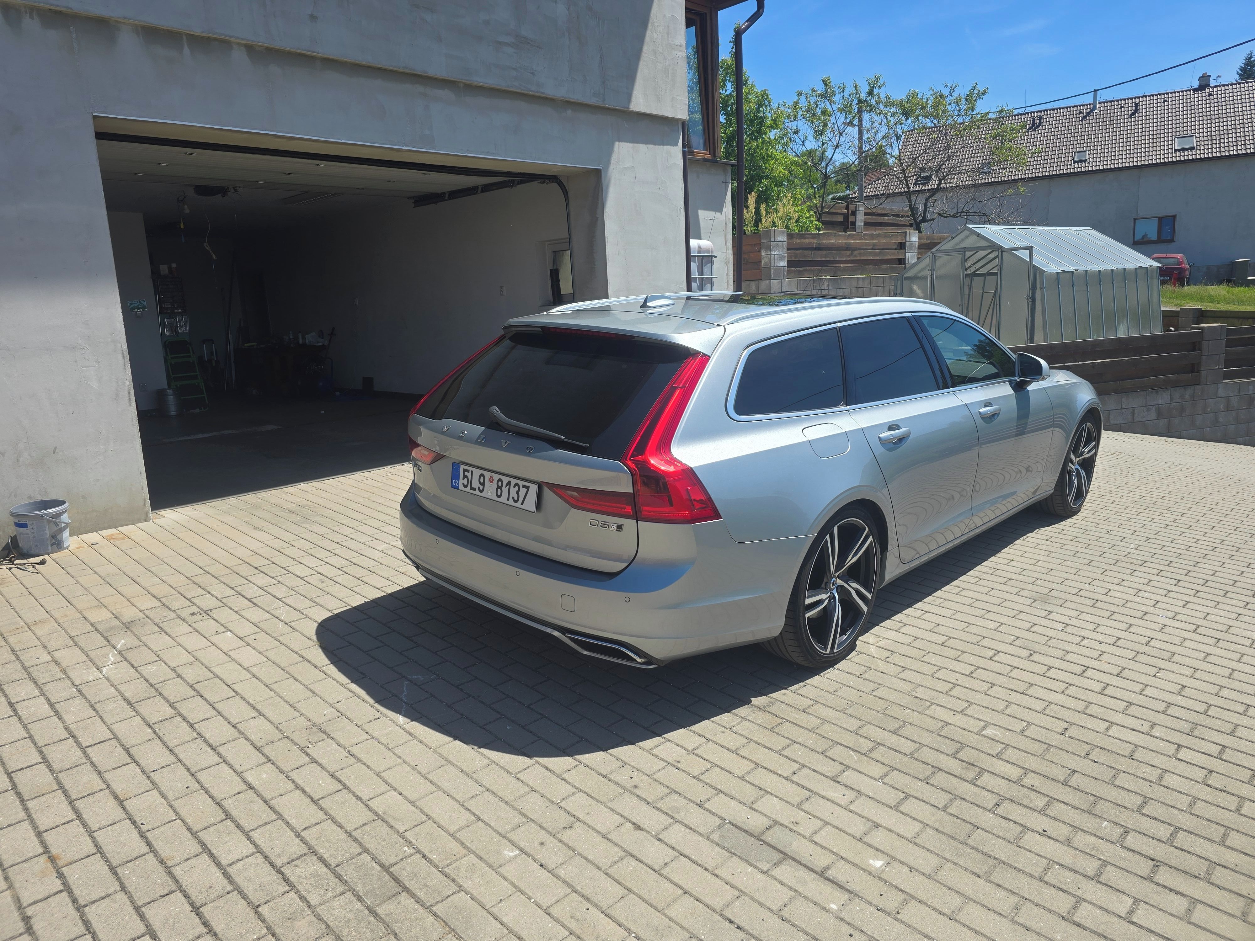 Volvo V90, D5 AWD r-design - fotka 4