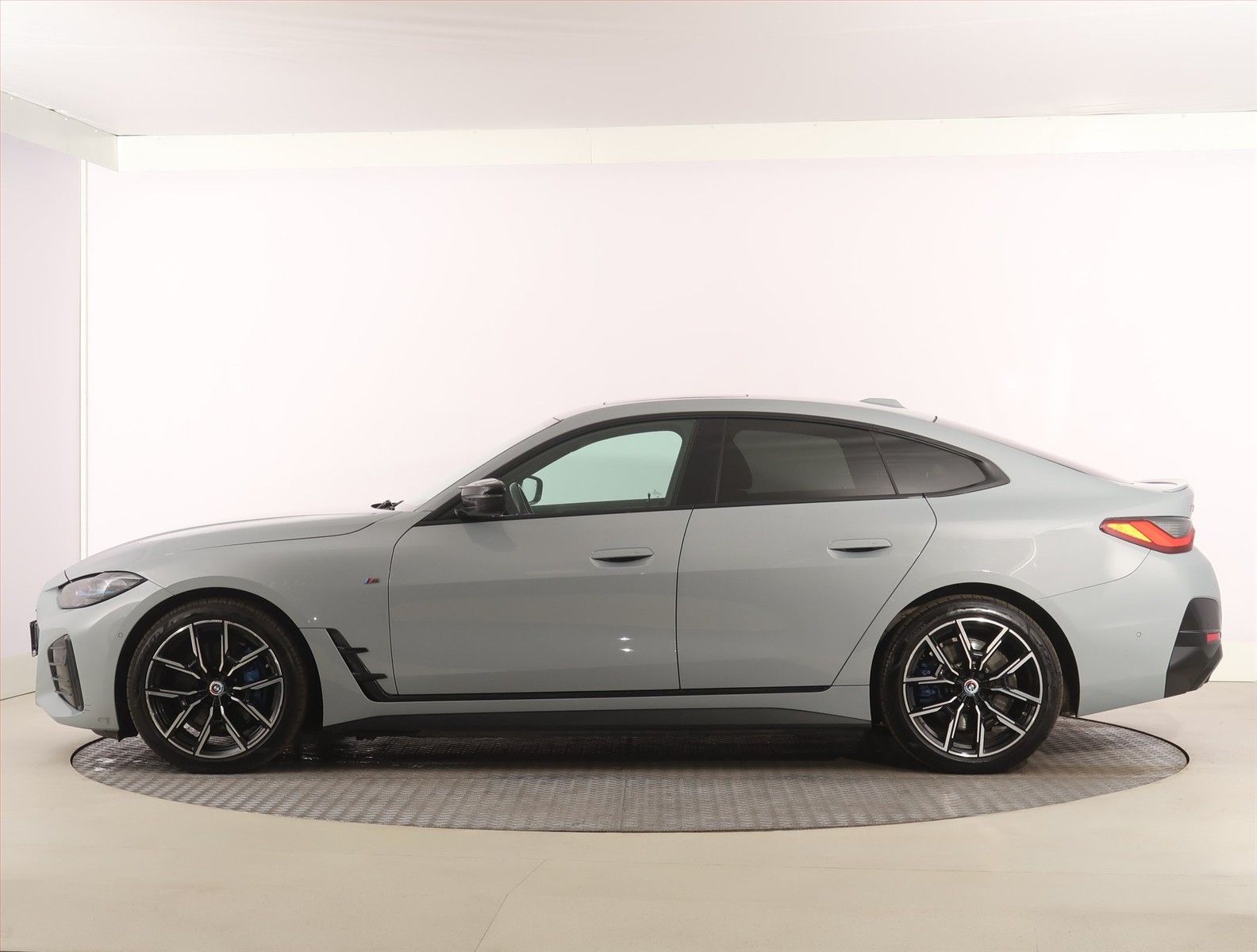 BMW i4, M50, SoH 88% - fotka 3