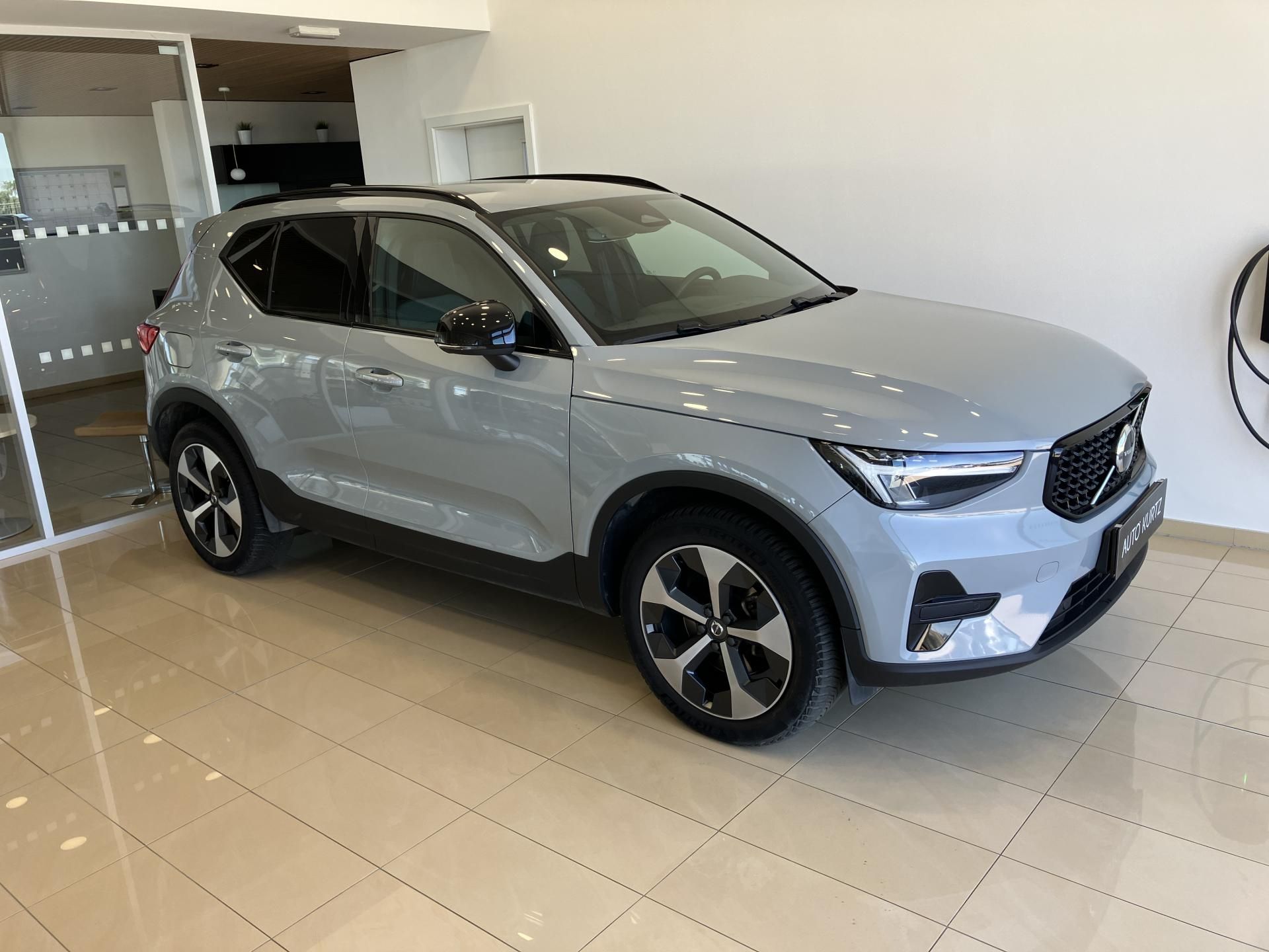 Volvo XC40, B3 FWD Plus Dark AT7 - fotka 2