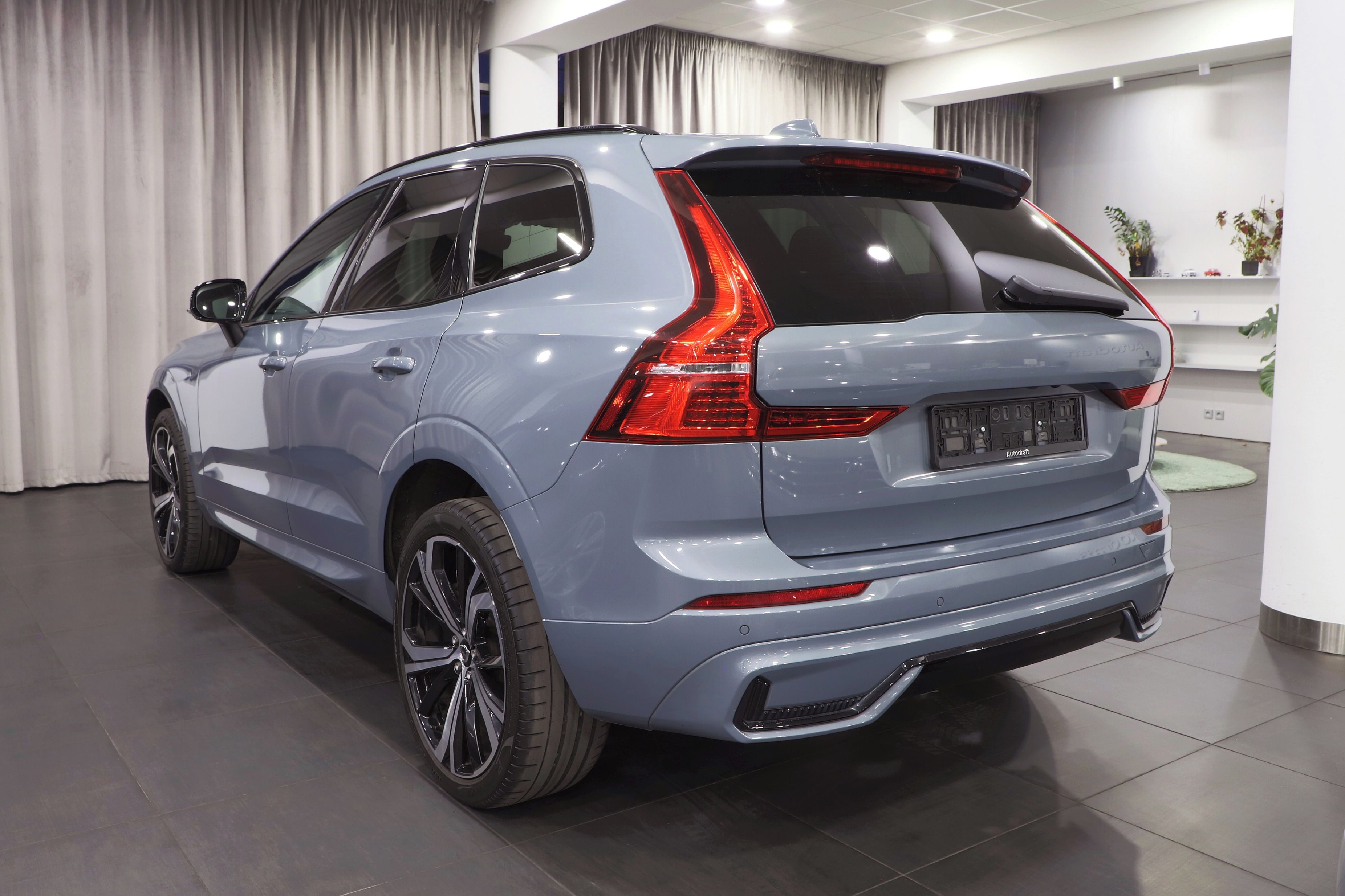 Volvo XC60, Volvo XC60 Plus Dark AWD - fotka 4