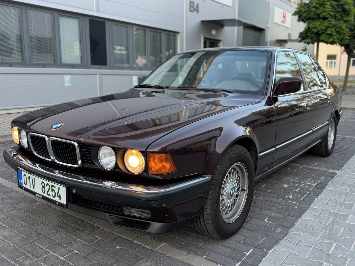 BMW Řada 7, E32 750i V12
