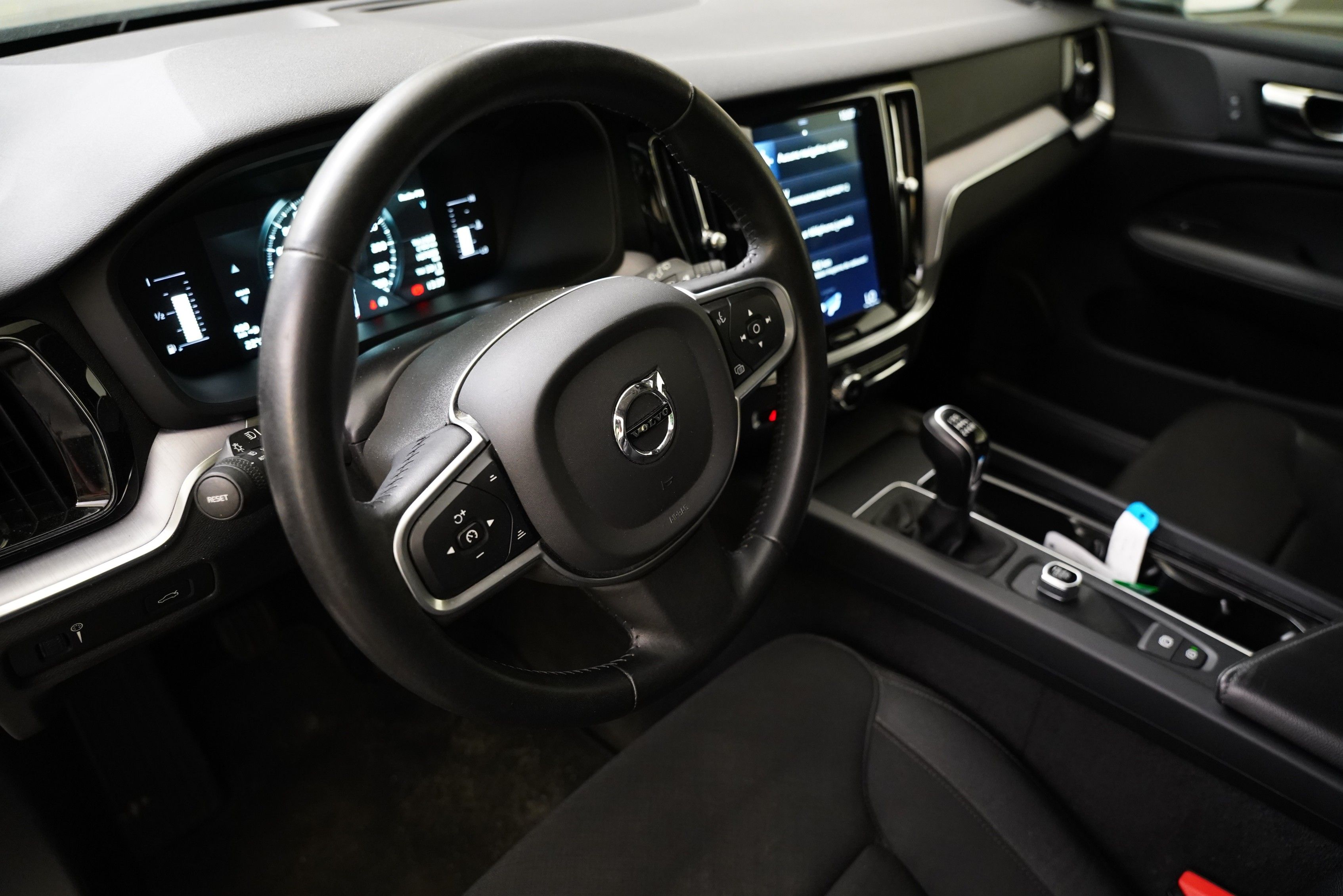 Volvo V60, 2.0 D4 140 kW Momentum - fotka 5