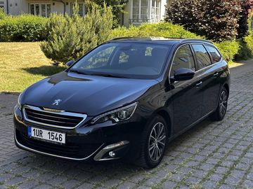 1.2 96kW ALLURE Tažné Panorama