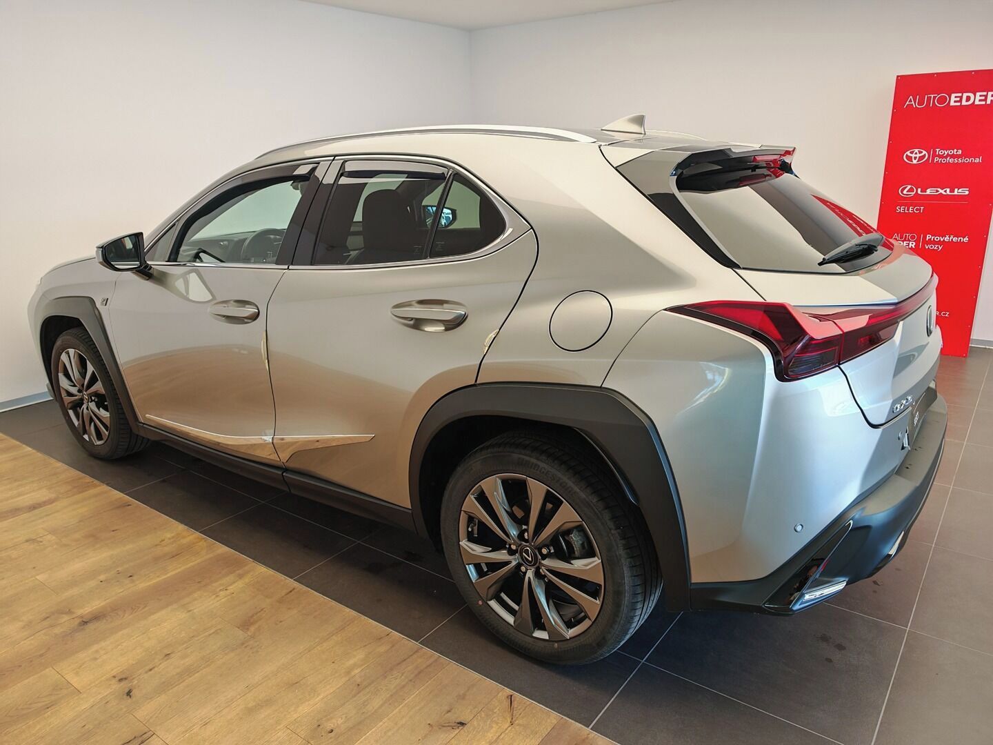 Lexus UX 250h, 250h 2WD F Sport Design - fotka 6