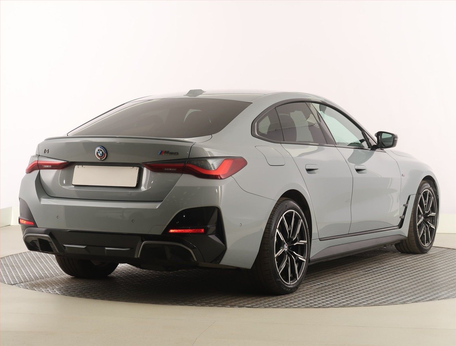 BMW i4, M50, SoH 88% - fotka 5
