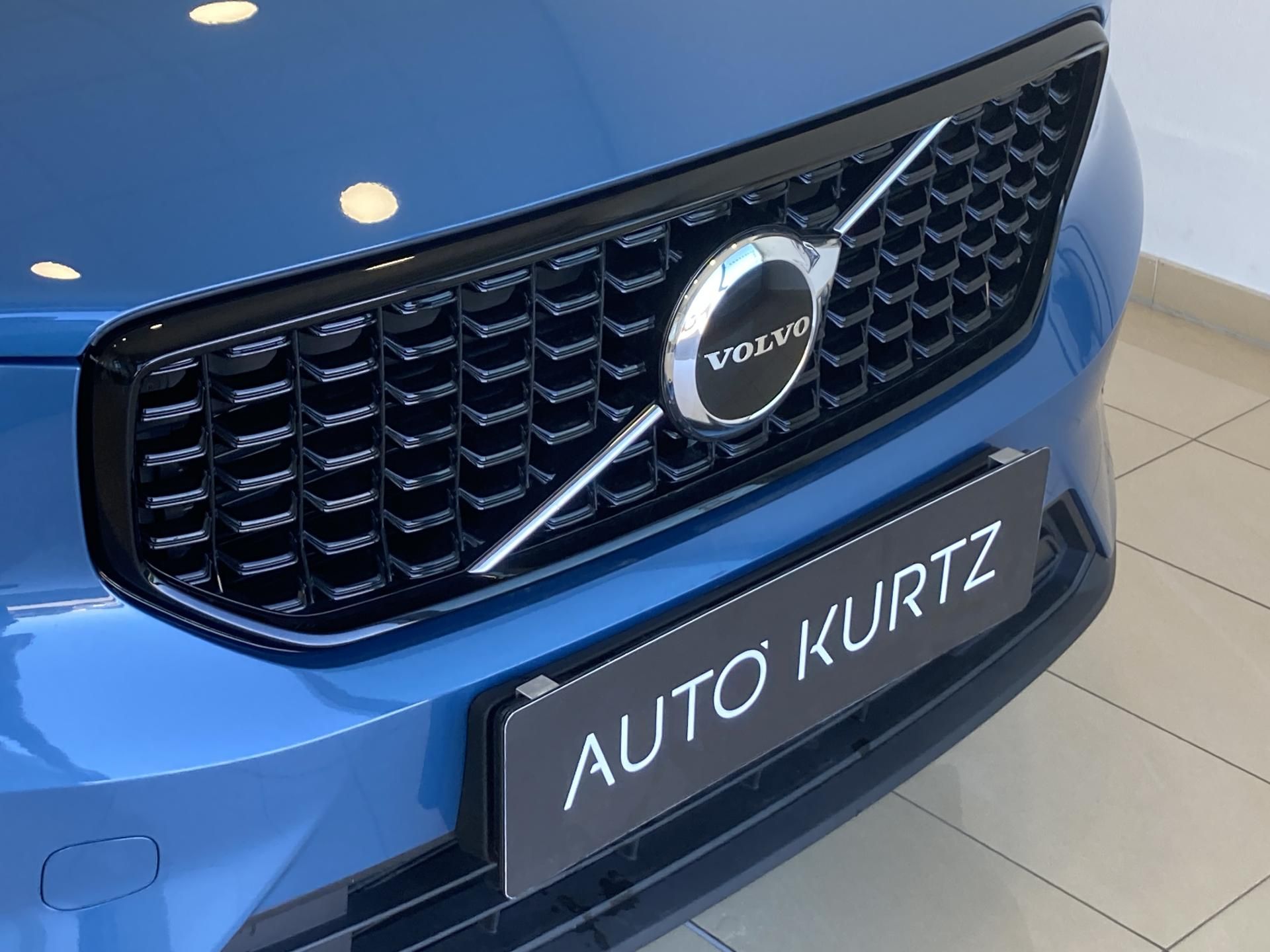 Volvo XC40, B3 FWD PLUS DARK - fotka 3