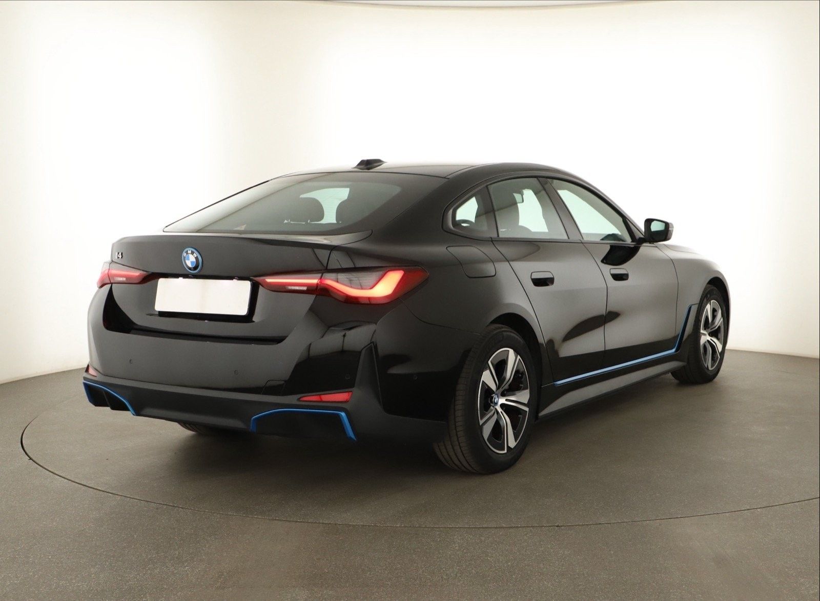 BMW i4, eDrive40, SoH 95% - fotka 5
