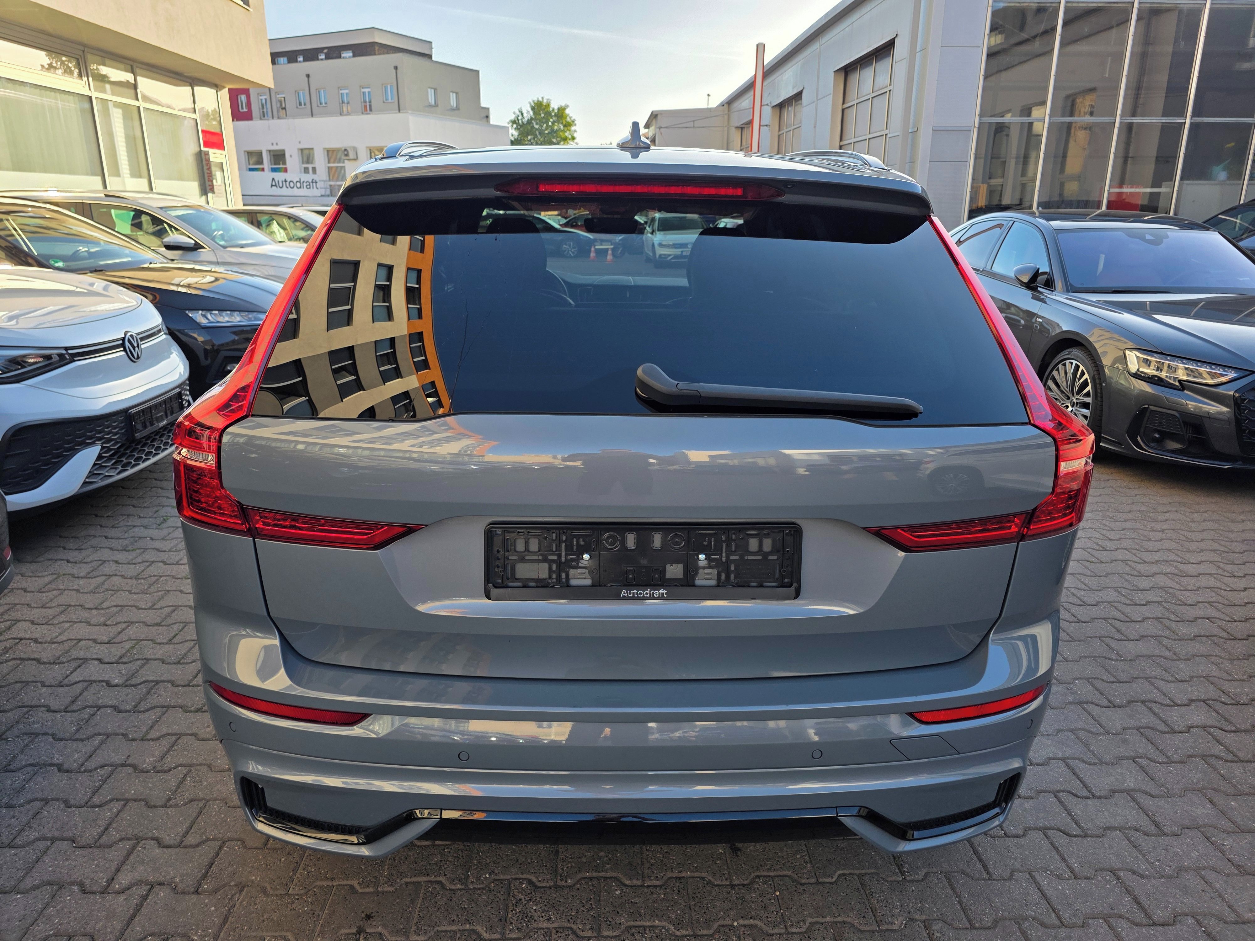 Volvo XC60, Volvo XC60 Plus Dark AWD - fotka 5