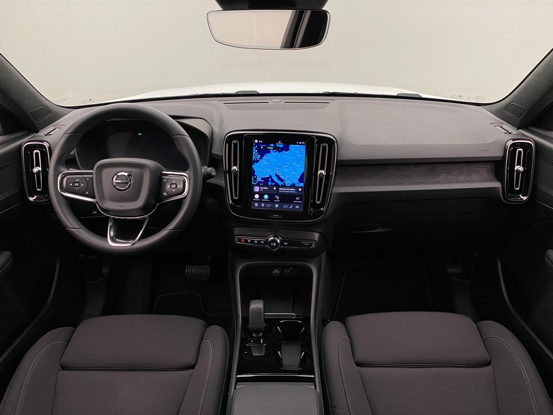 Volvo XC40, PURE ELECTRIC RECHARGE CORE - fotka 2