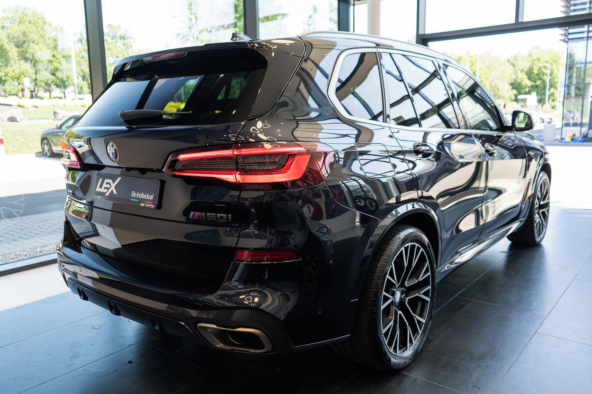 BMW X5, M50i - fotka 5