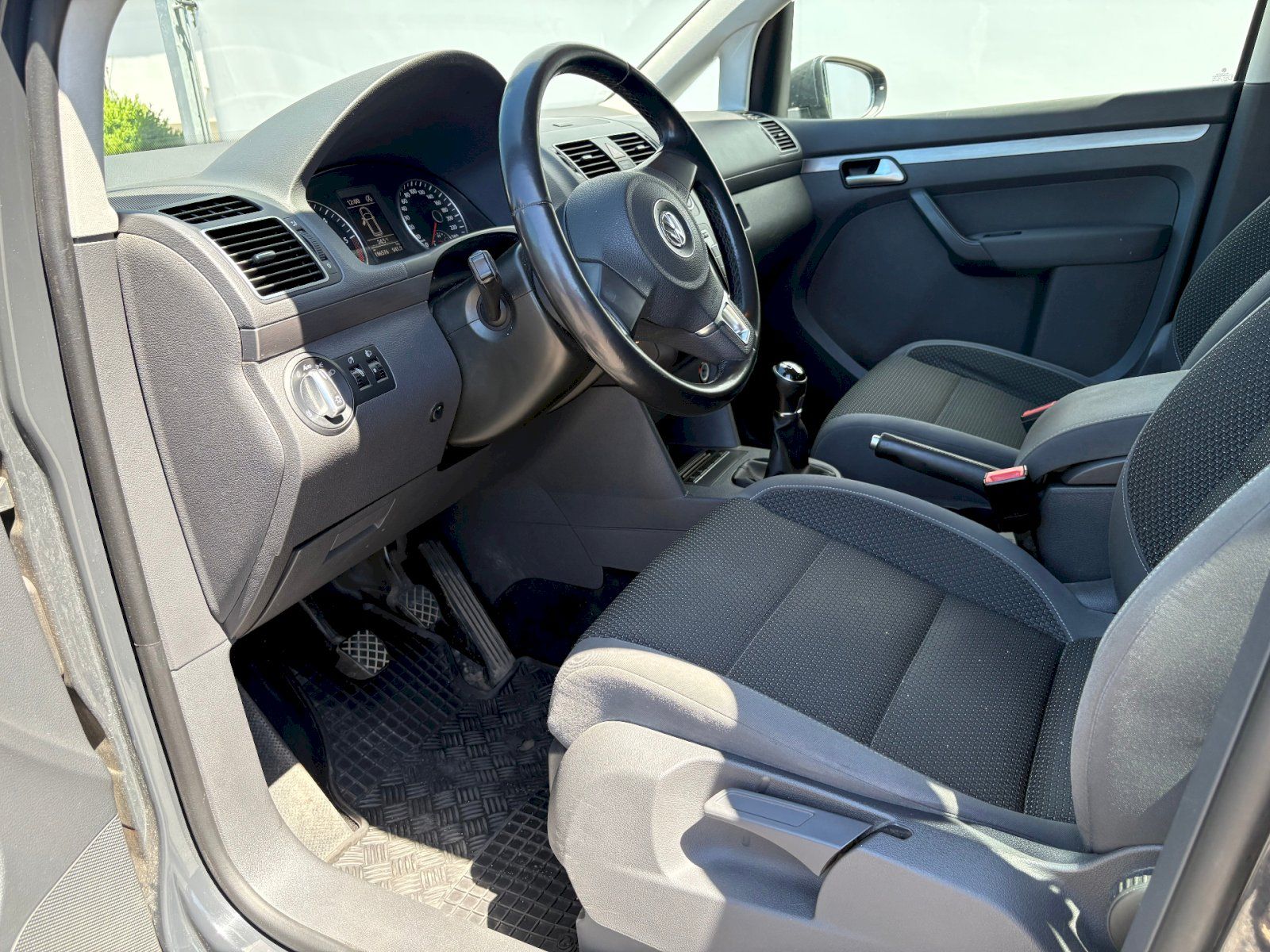 Volkswagen Touran, Touran 1.6 TL DT085 TDIM6F - fotka 6