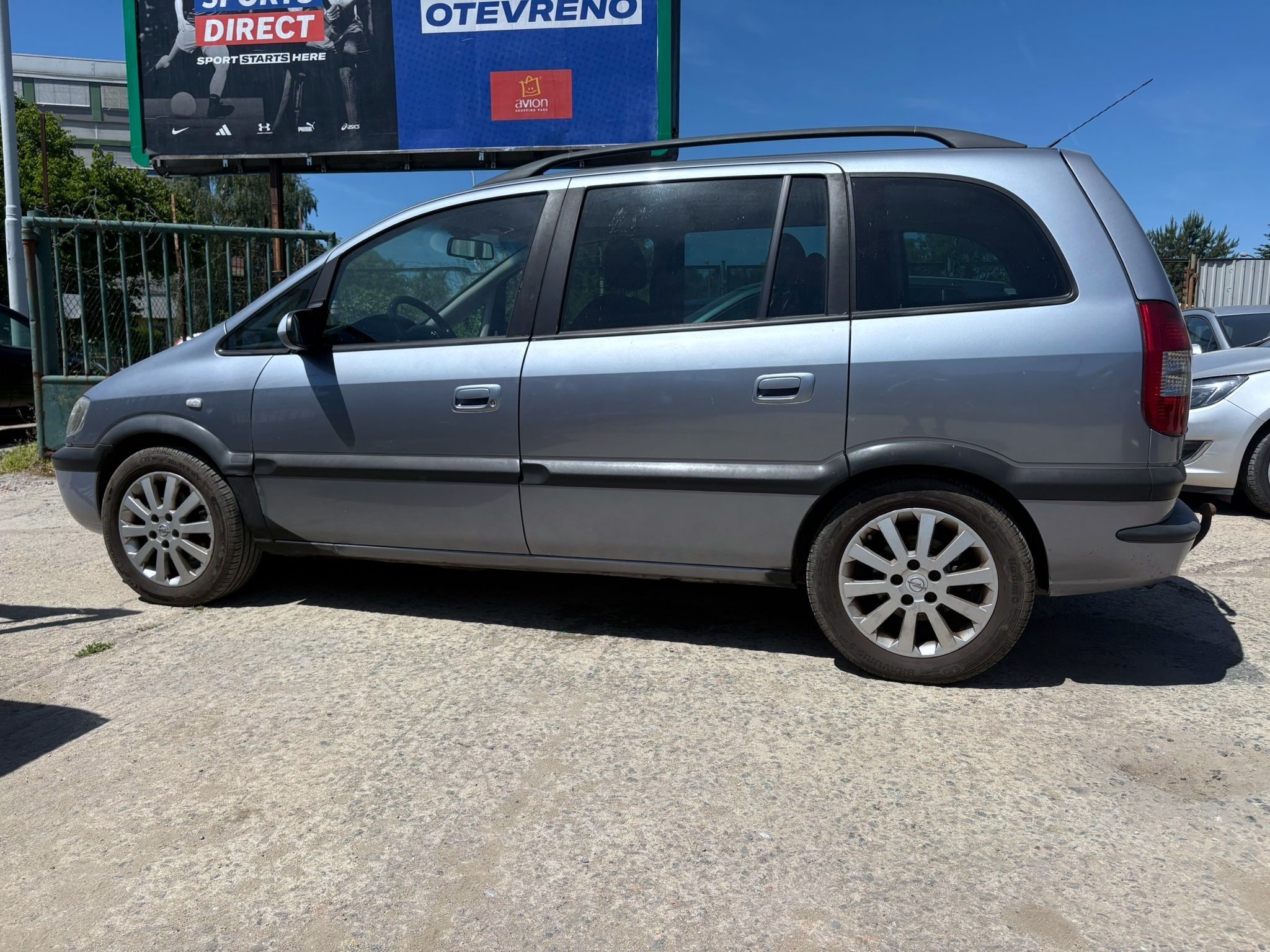 Opel Zafira, 1,8 16V, 7 míst - fotka 3