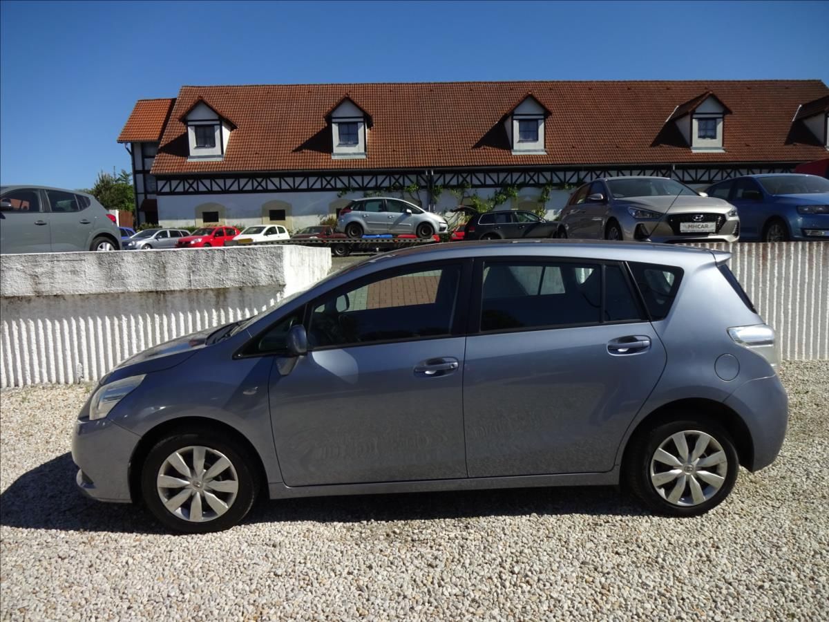 Toyota Verso, 2.0 D-4D 7.MÍST - fotka 4