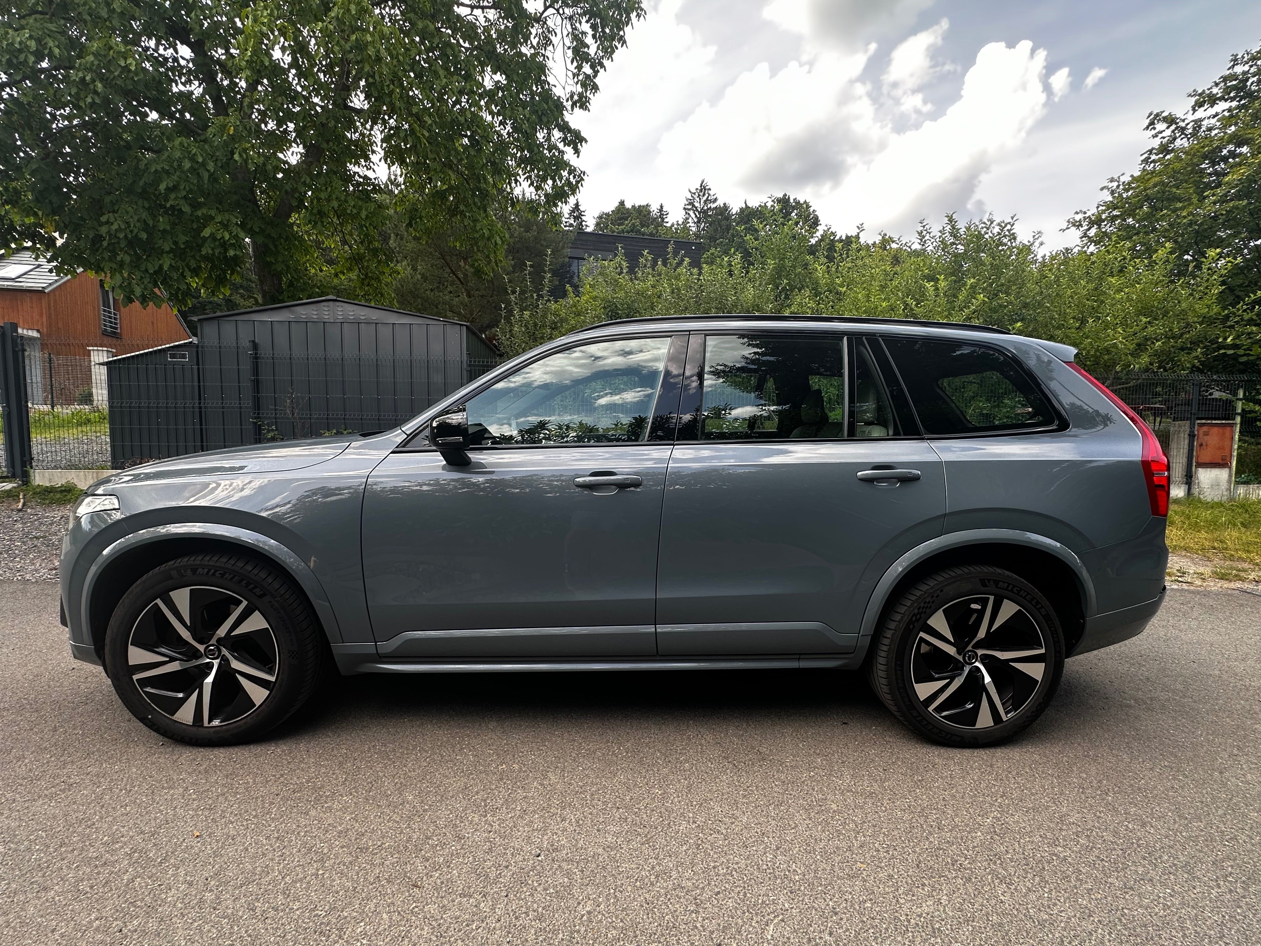 Volvo XC90, B5 diesel v R design - fotka 2